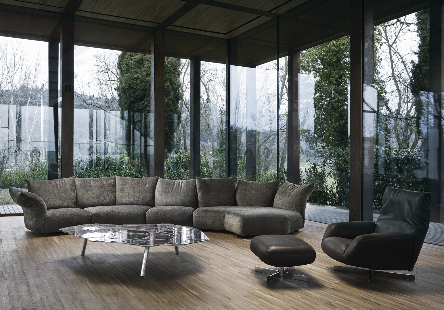 Große Polstergruppe Standard von Edra vor raumhohen Glasfronten auf Holzfußboden