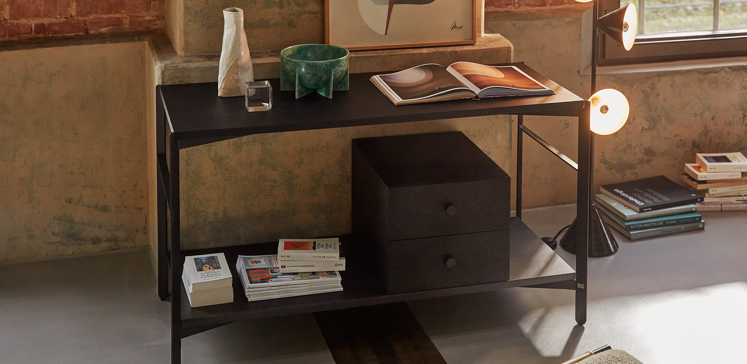 Schlichter Konsolentisch mit Schubladenmodul und Dekoration in wohnlichem Umfeld