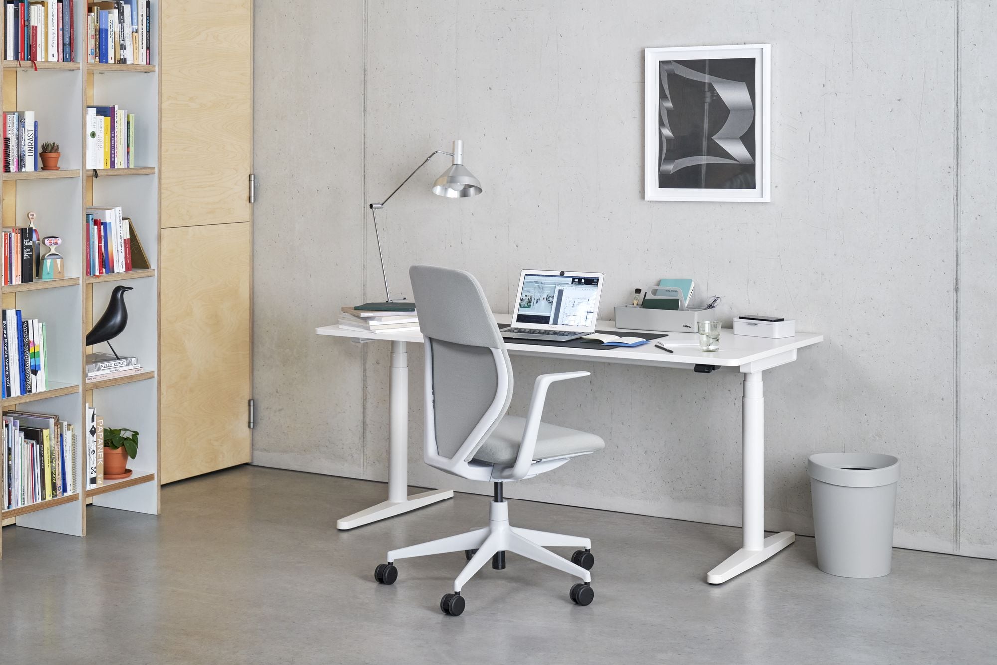 Tyde 2 Home Desk Scheibtisch und ACX Drehstuhl von Vitra
