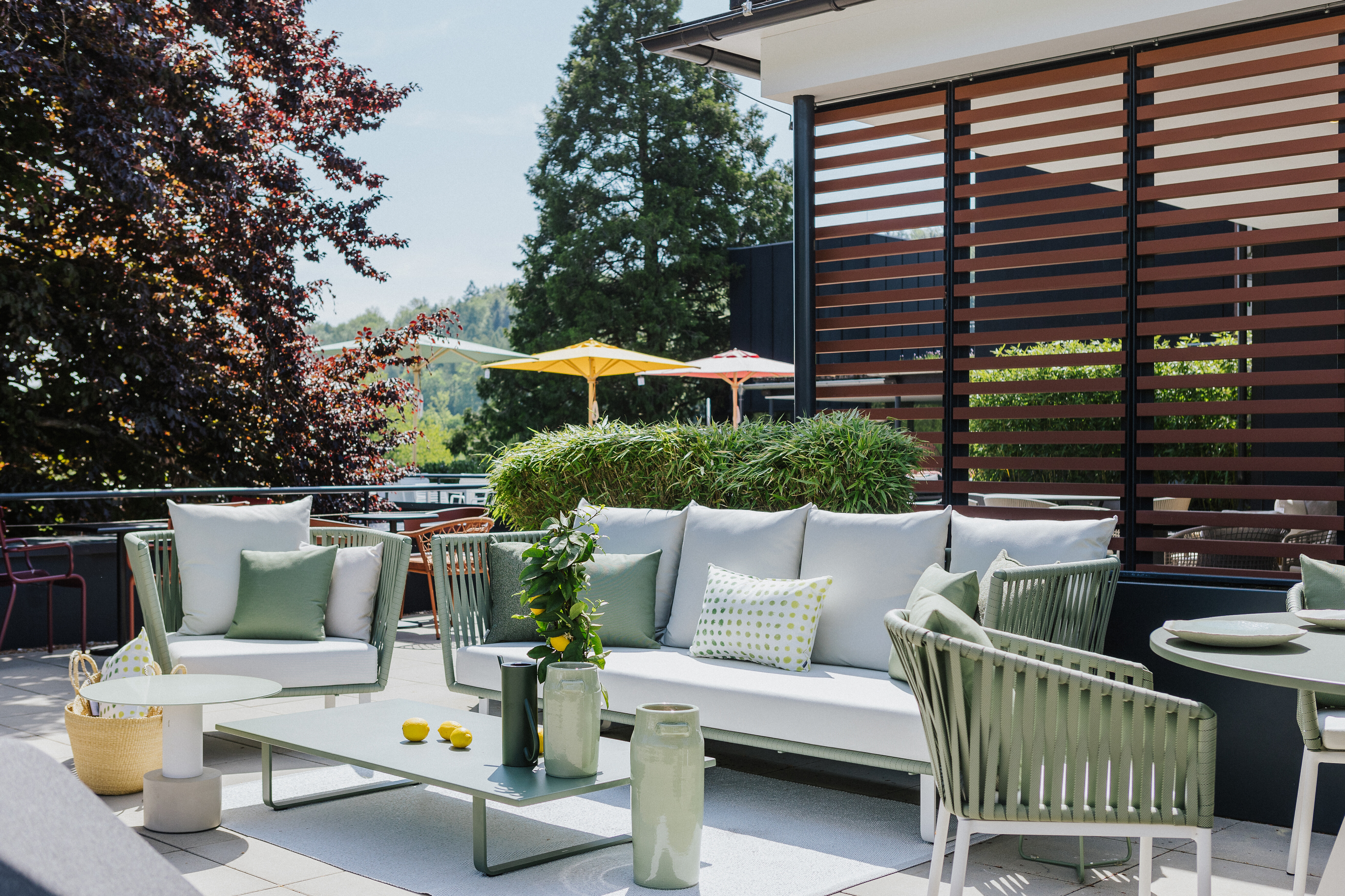 Gartenmöbel auf der Dachterrasse in Tiengen, Teil der Ausstellung bei Seipp Wohnen  