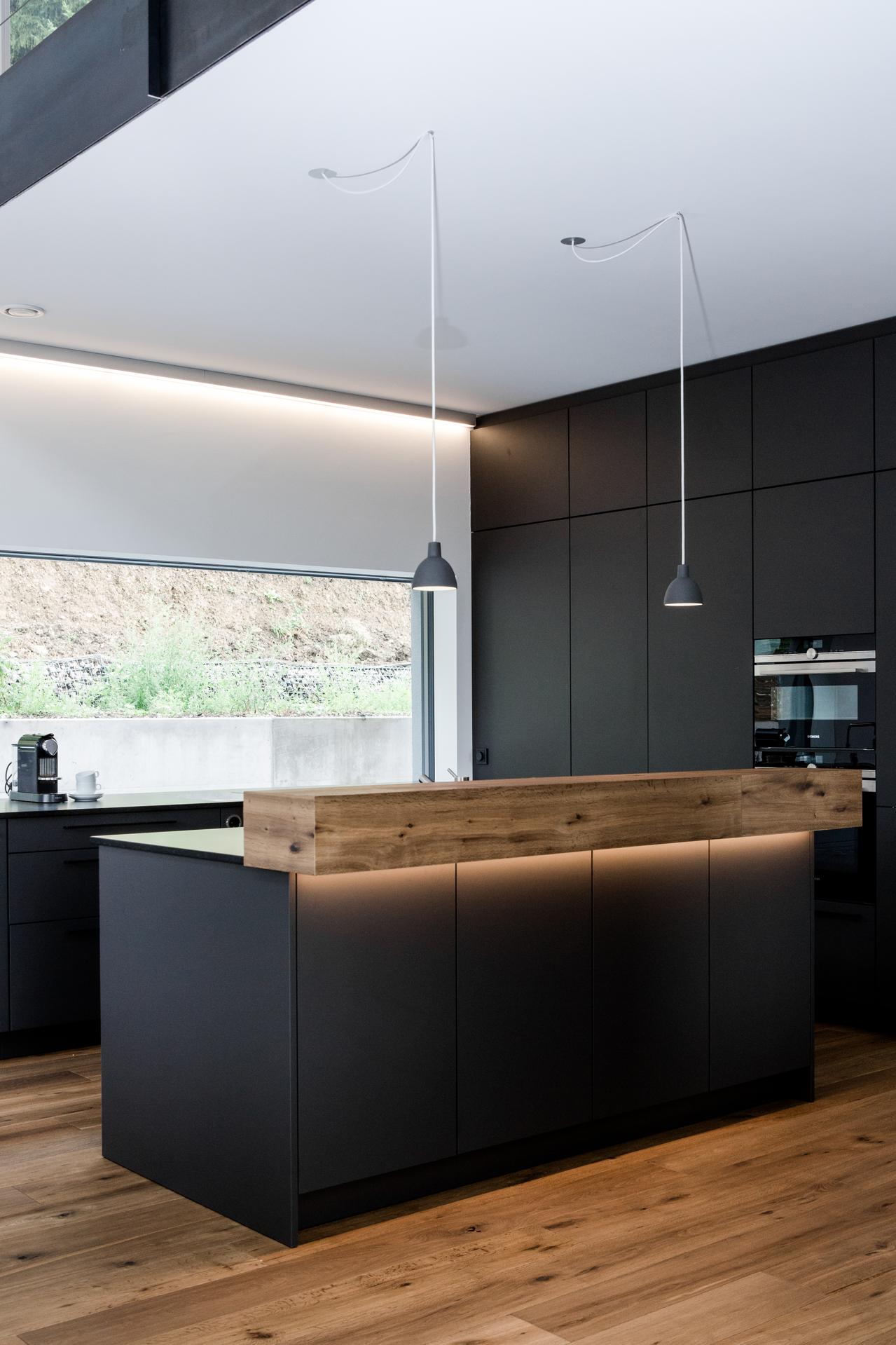 Der Küchenblock ist Zentrum der Küche und ist neben der Spüle mit Stauraum, Theke und Spülmaschine ausgestattet.