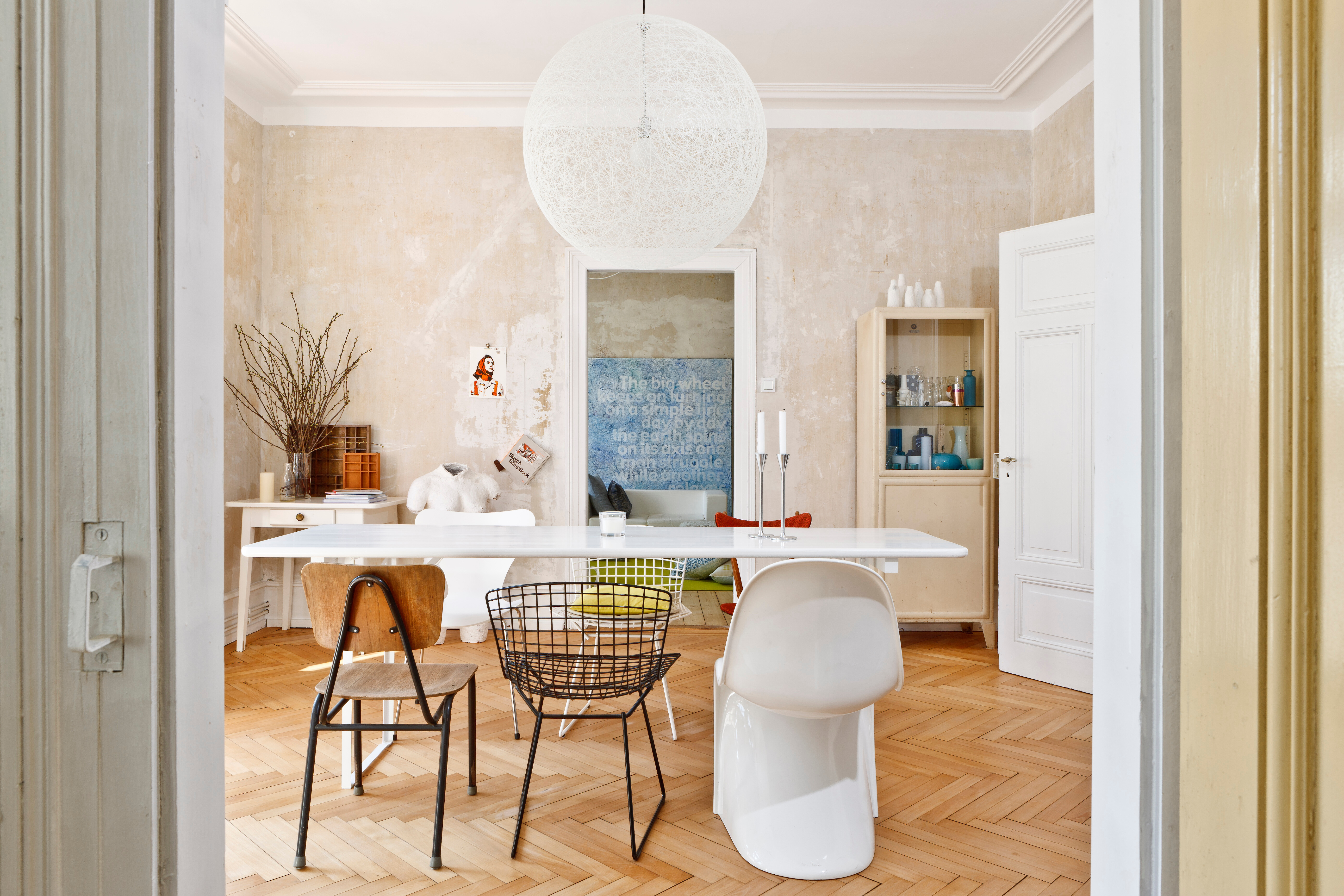 Die Altbauwohnung in Waldshut-Tiengen aus dem Jahr 1905 strahlt mit ihren roh belassenen Wänden und dem alten geölten Holzboden viel Ursprünglichkeit aus. Die Einrichtung erzeugt durch einen klug kombinierten Mix aus Vintage und Modern eine unverwechselba