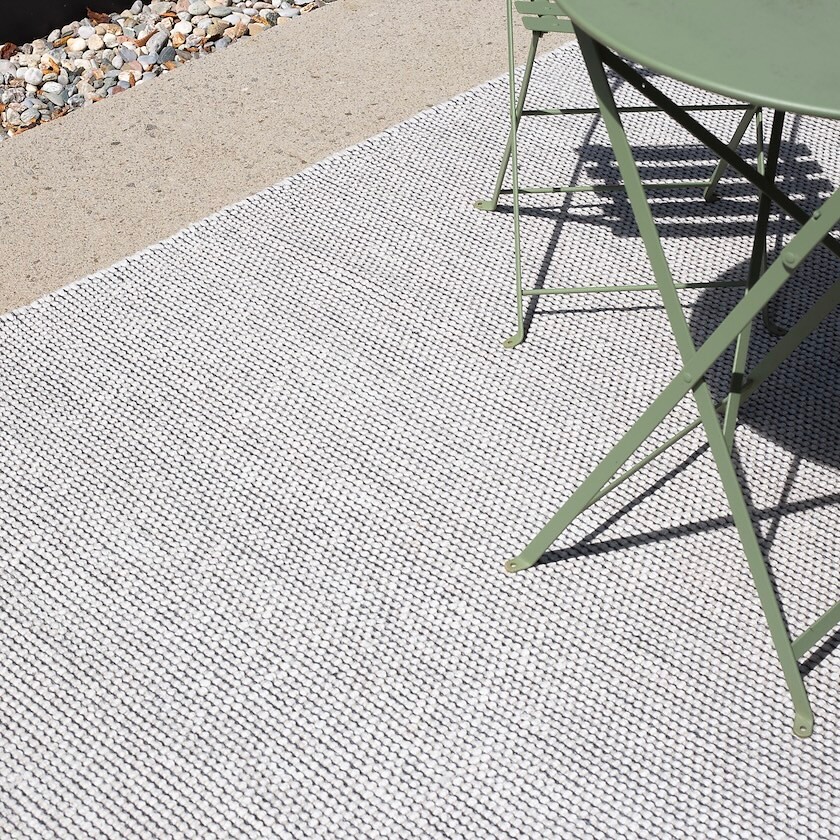 Strapazierfähiger Outdoorteppich mit grober Webstruktur im Freien