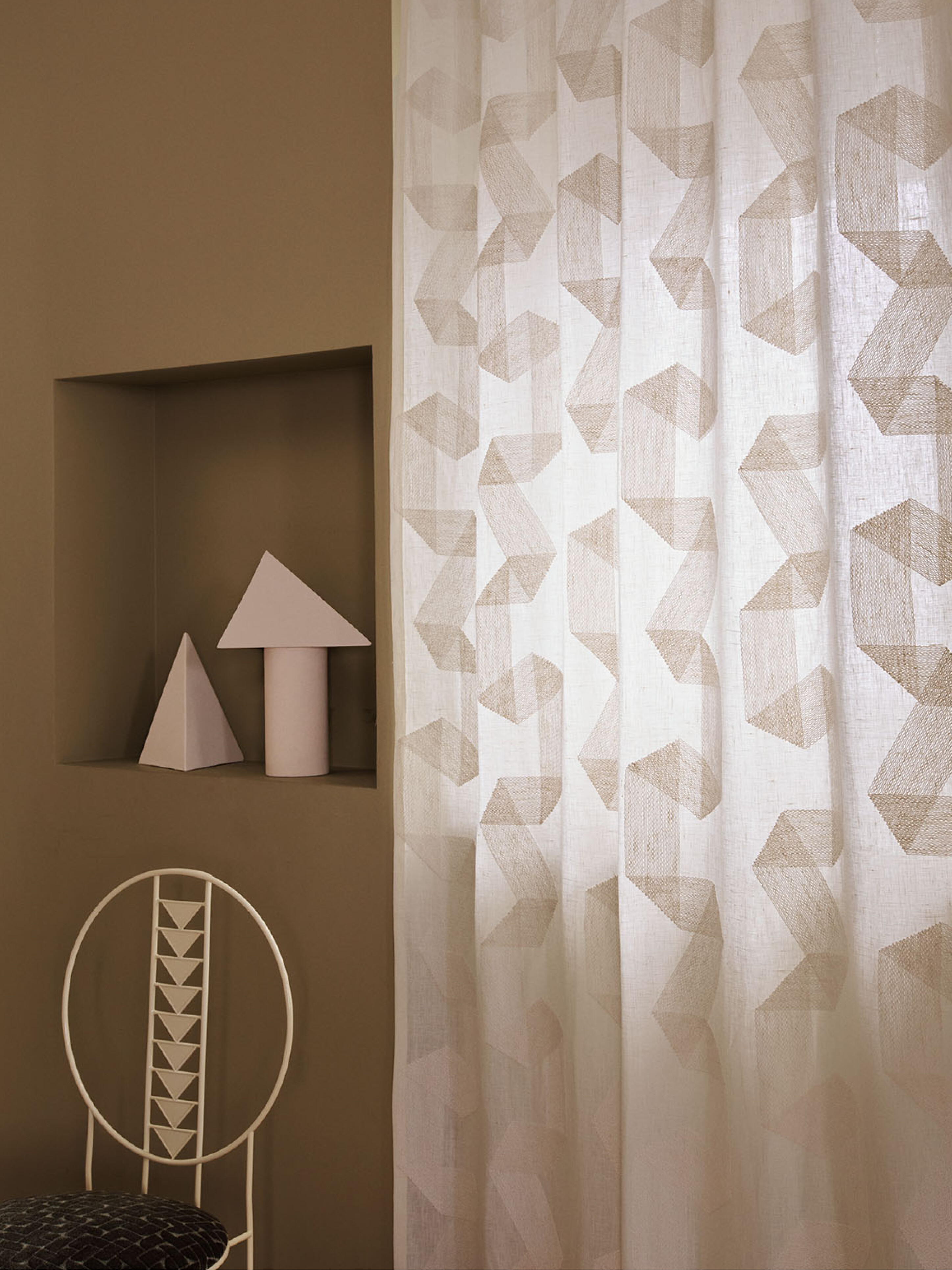 Textiler Wandbehang in sanften Braun- und Grautönen mit Linienstruktur  