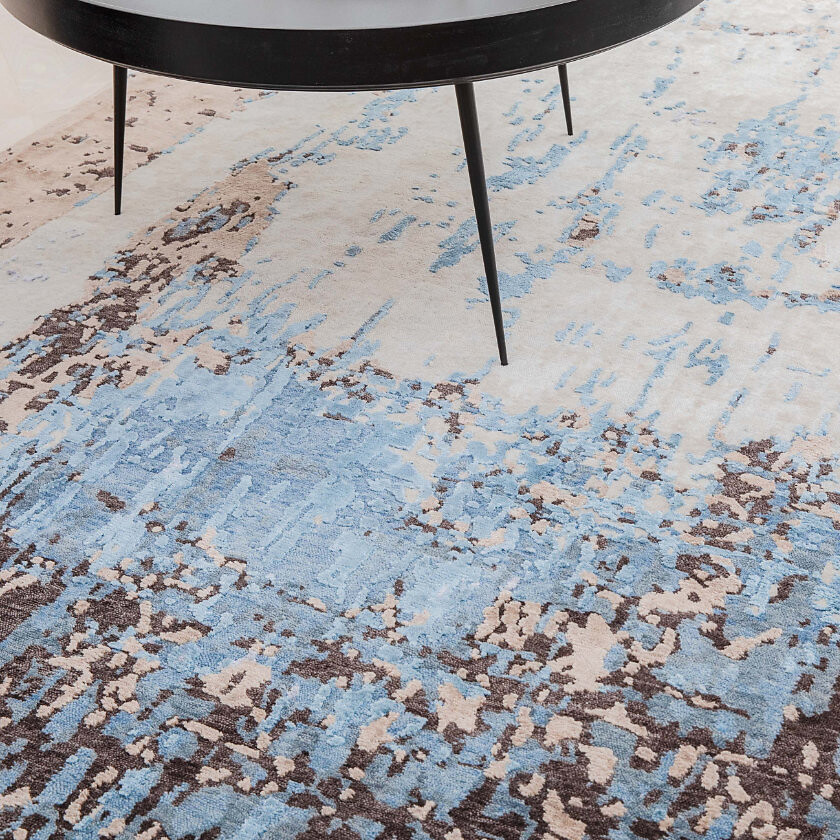 Teppich in Beige, Hellblau und Braun mit abstraktem Farbverlauf unter Tischbeinen  