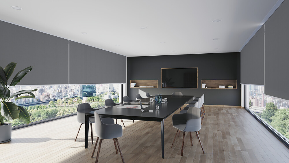 Dunkelgraue Rollos an großflächigen Fenstern in einem modernen Konferenzraum