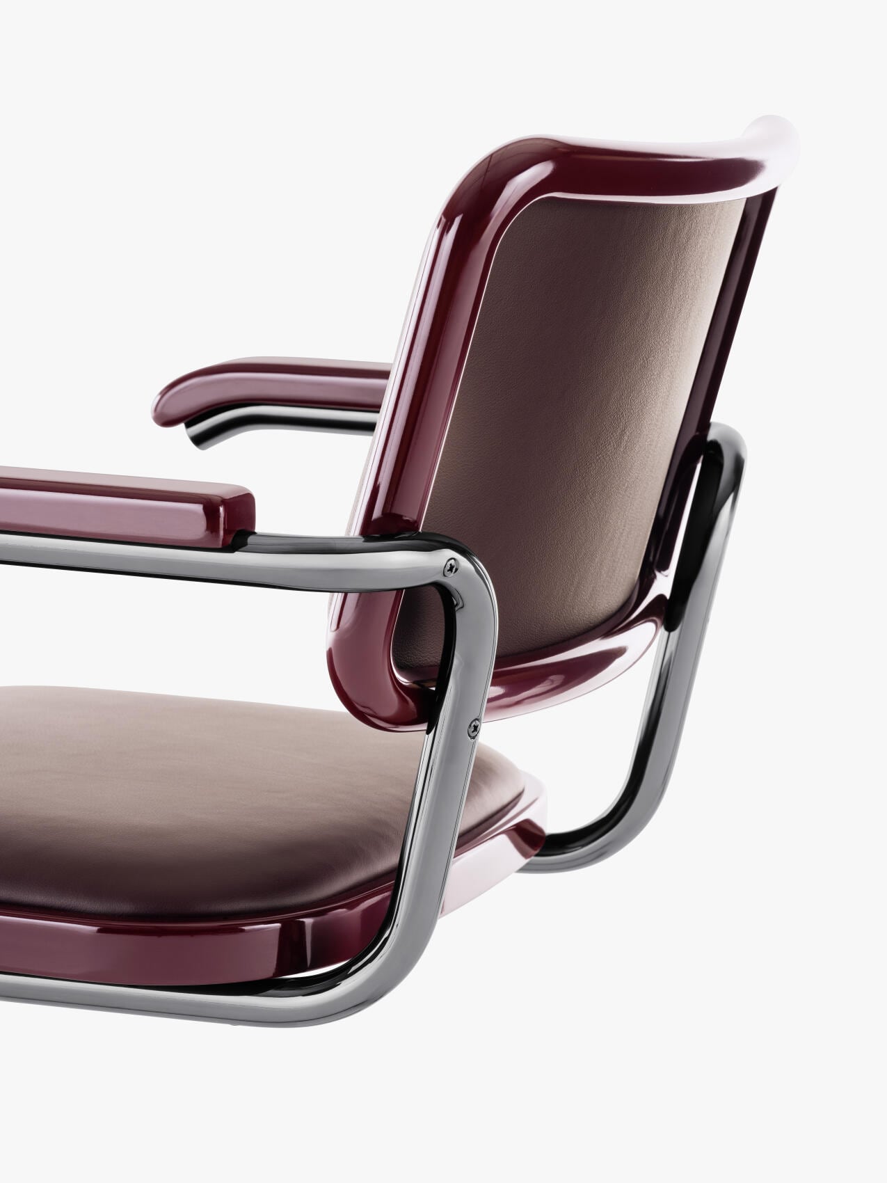 Feinste Details: lackiertes Holz, veredeltes Gestell, durchdachte Radien – sichtbar präzise und spürbar hochwertig.