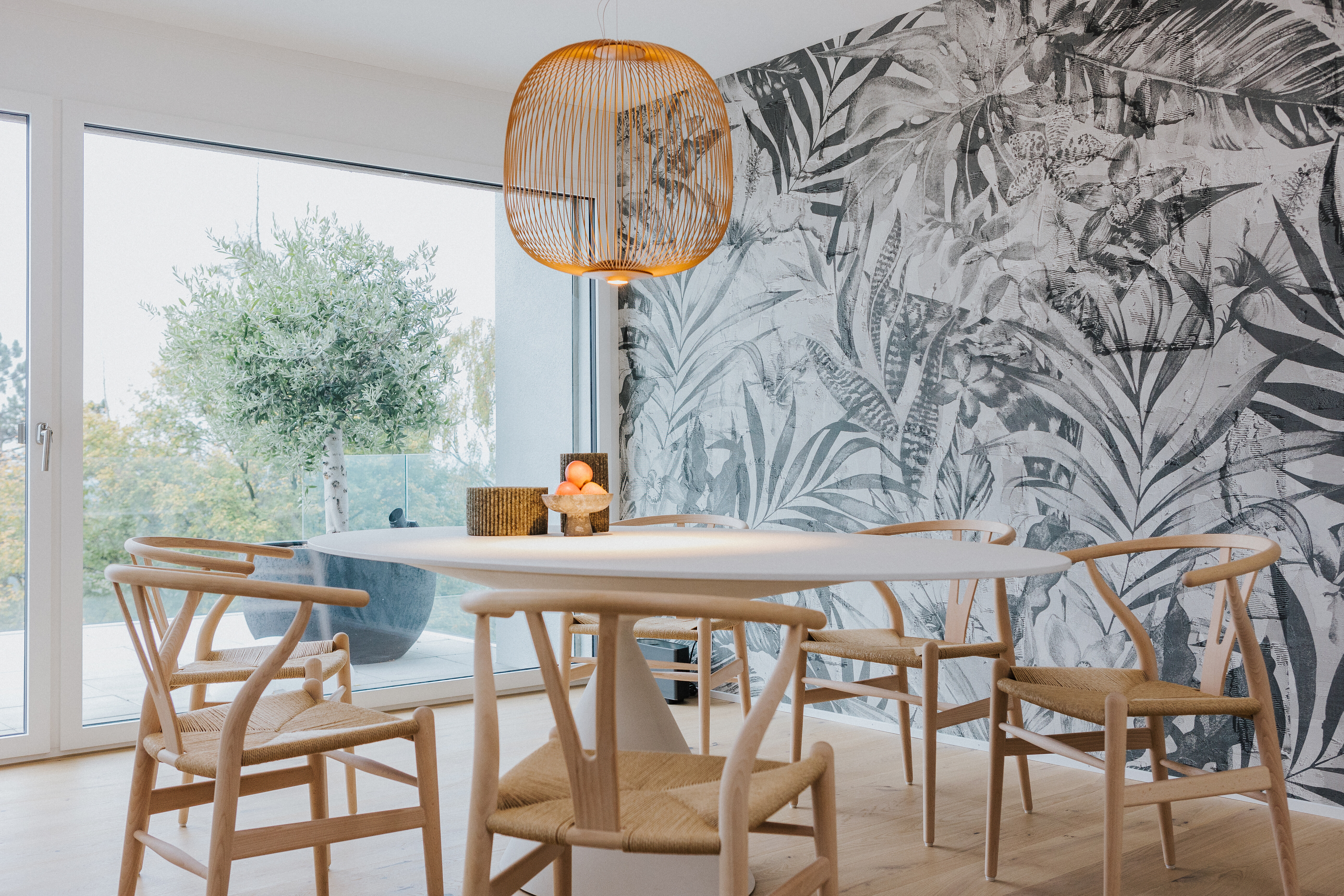 Tapete WDCO 1602 - B 441 H 247 cm 
Esstisch Clay 697
Ovale Version
Platte MDF mit Tufostein bezogen
Gestell Tufostein D61, zement bianco
Design Marc Krusin
B 218  T 120  H 75,5cm

Stuhl Y-Chair CH24 von Carl Hansen
Buche geölt
Sitz Natur geflochten
incl. 