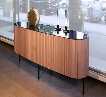 Ovales Sideboard Wogg No.1001 mit vertikaler Struktur vor einem Schaufenster