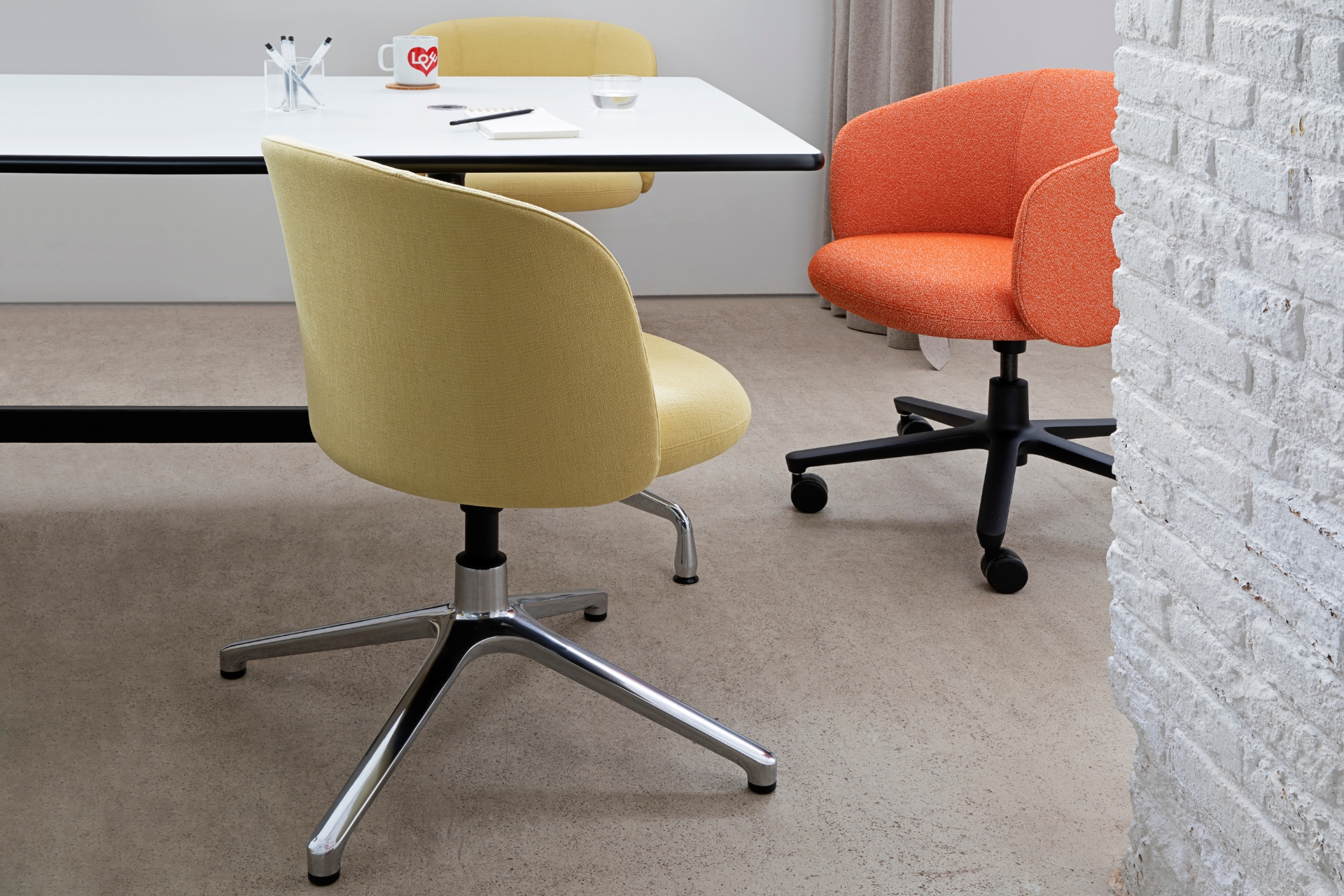 Mikado Stühle mit neuen Untergestelle von Vitra