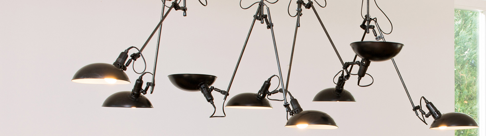 Schwarze Deckenleuchte mit mehreren Armen und Schirmen in modernem Raum