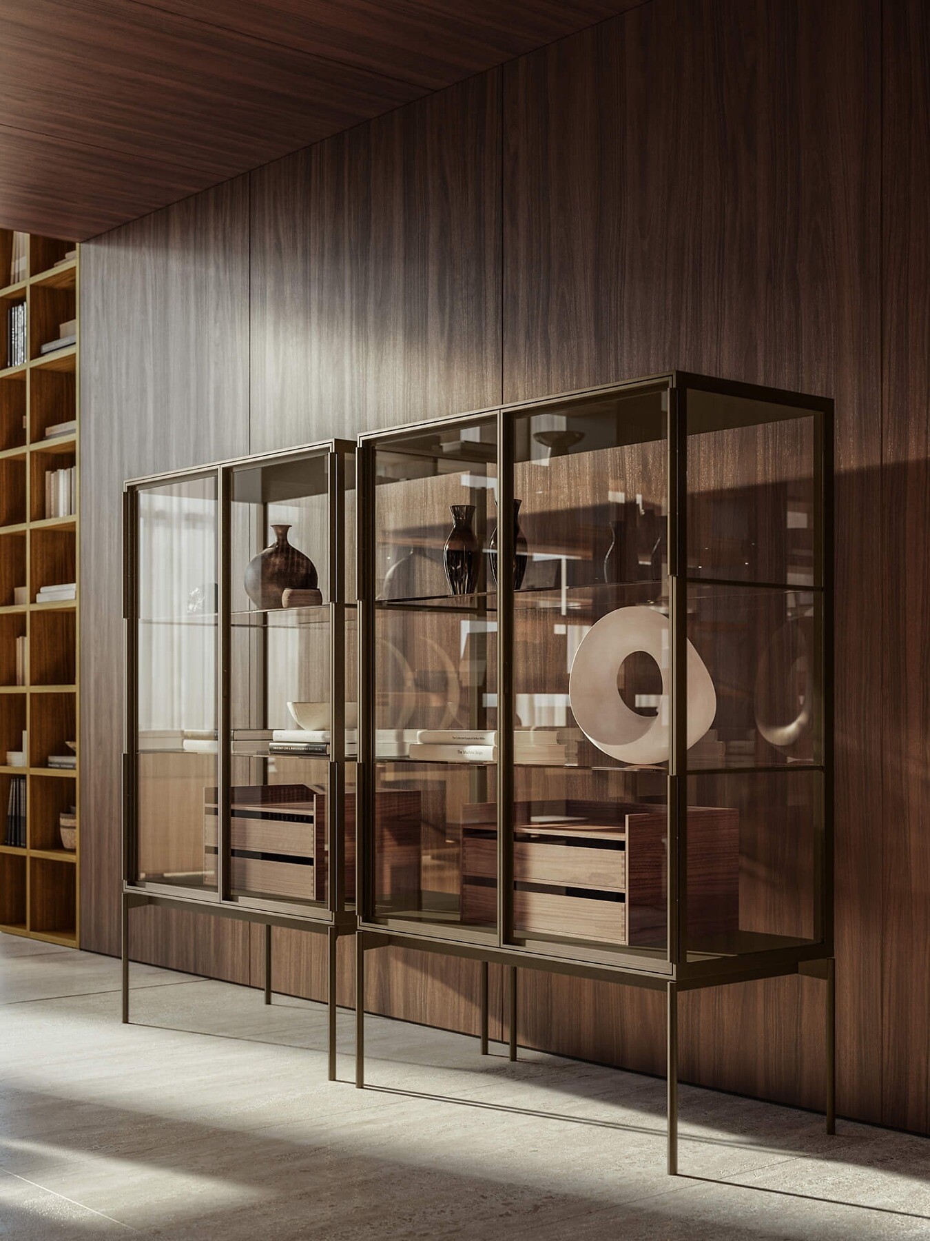 Zwei Vitrinenschränke mit Glasfront und dunklem Metallrahmen vor vertäfelter Wand