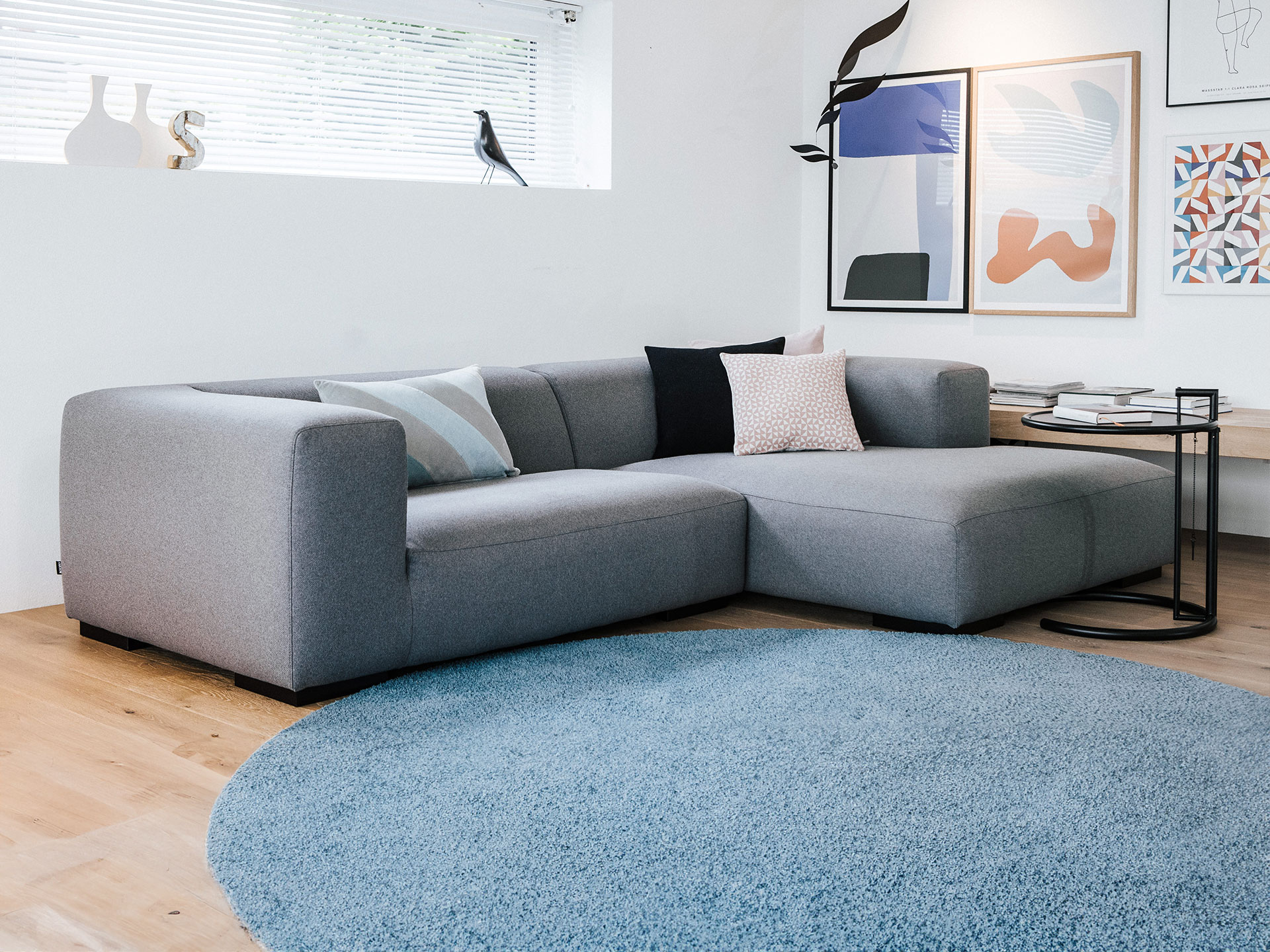 graues Sofa in heller Wohnzimmernische