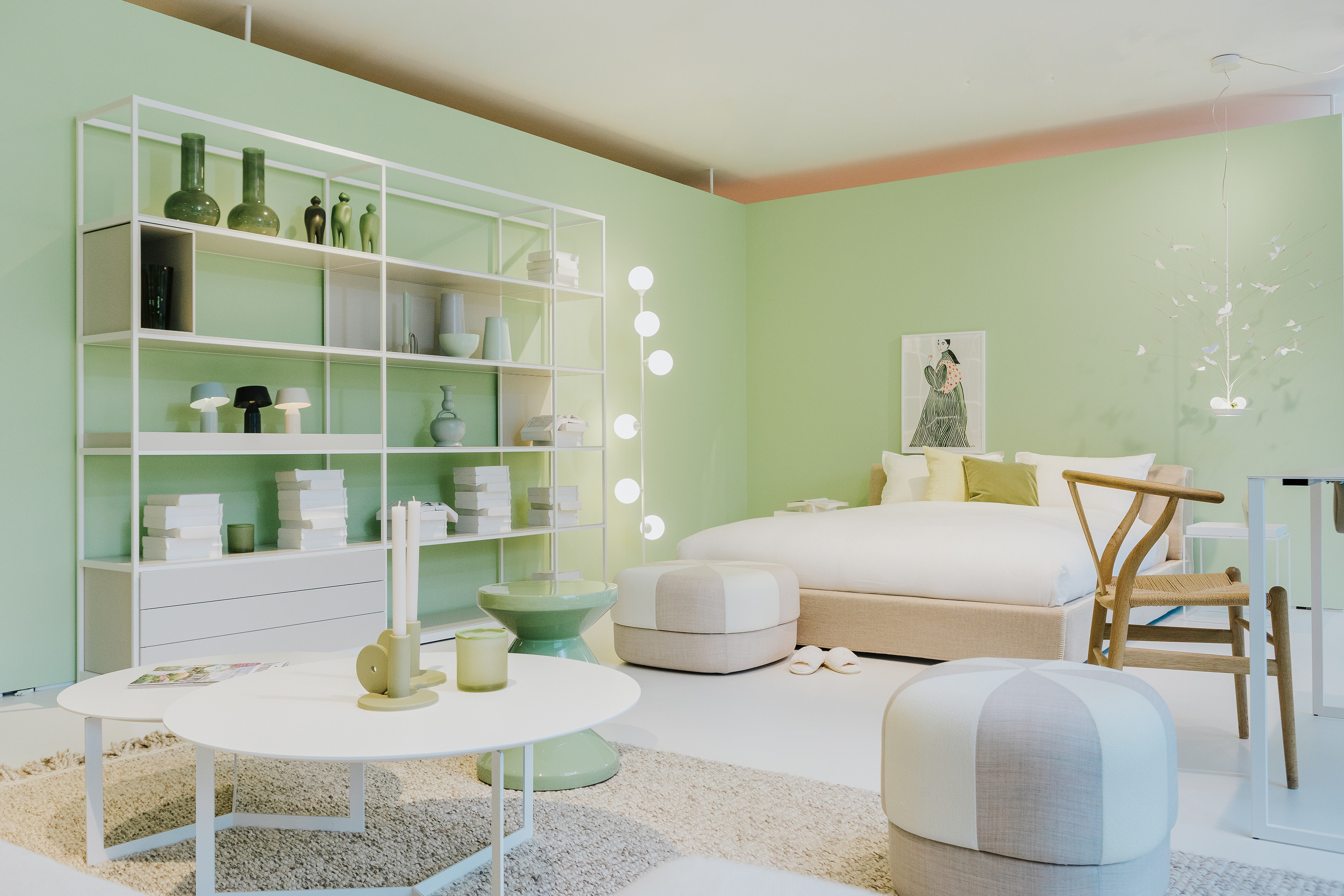 Hocker Cesar von Minotti und Beistelltisch Sign von Lema in heller Wohnraumszene