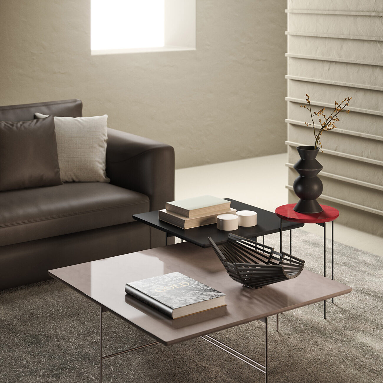 Wohnbereich mit braunem Sofa, Couchtischen und dekorativer Keramikvase