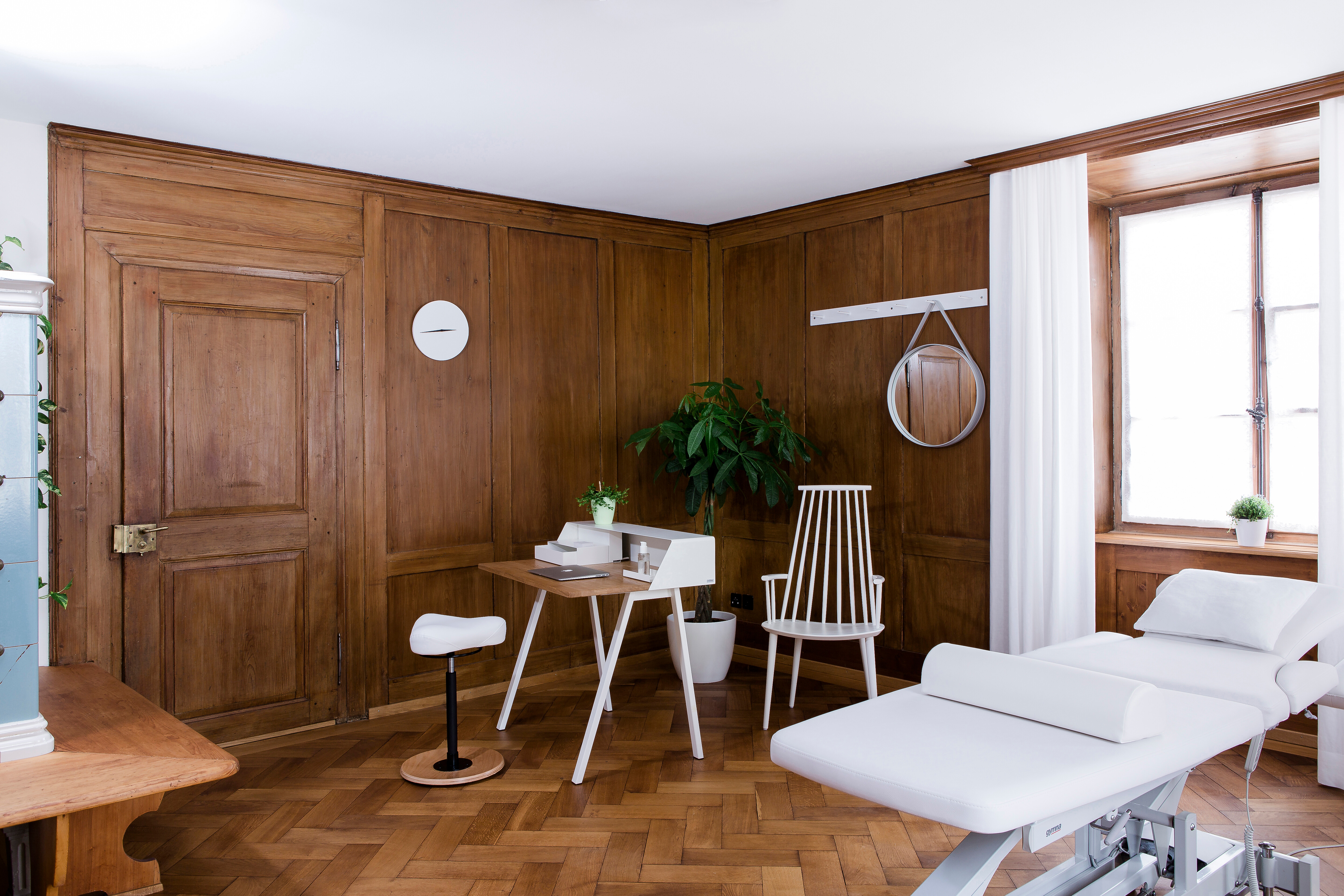 Bei der Einrichtung der Physiopraxis kommt es nicht nur darauf an, den Platz optimal auszunutzen, sondern vor allem darauf, dass sich die Patienten wohlfühlen und somit entspannen können. Der Leitgedanke der Physiopraxis ist, dass unser Körper als Ganzes 