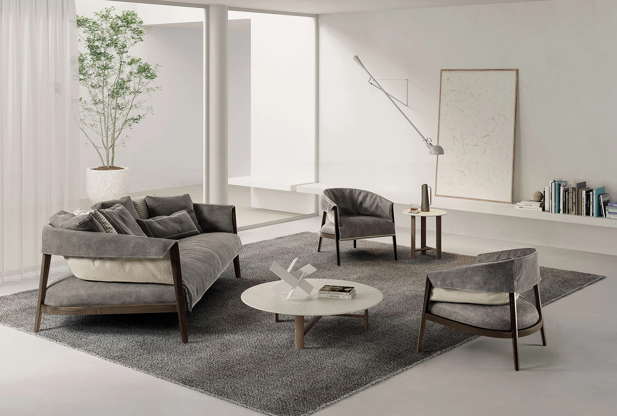 Wohnbereich mit zwei Sesseln, Sofa und rundem Couchtisch auf großflächigem Teppich