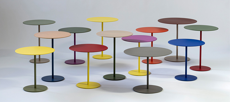Verschiedenfarbige runde Beistelltische in gestaffelter Gruppierung