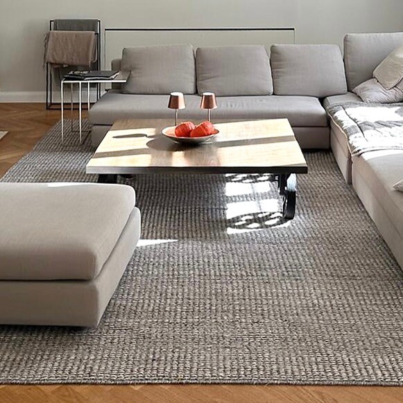 Großer, grob gewebter Teppich in Grau im Wohnzimmer mit Ecksofa