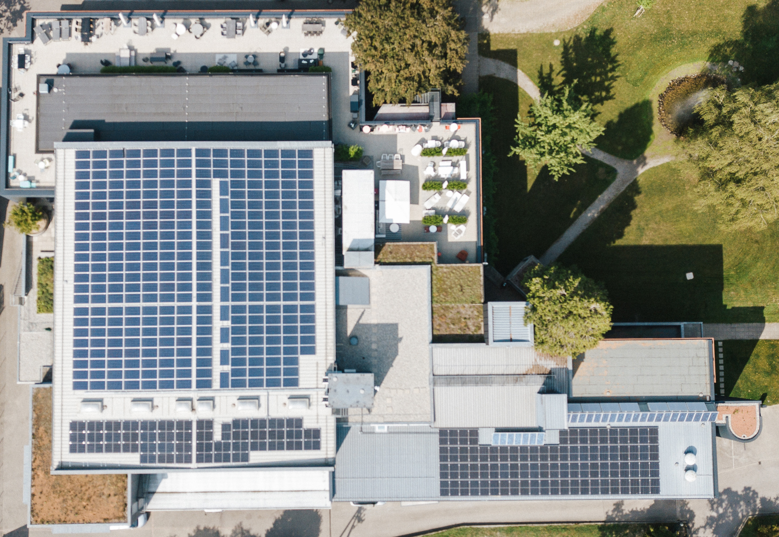 Draufsicht auf das Seipp Gebäude in Tiengen mit mehreren Dachflächen, die mit Photovoltaikmodulen zur Stromgewinnung bestückt sind.