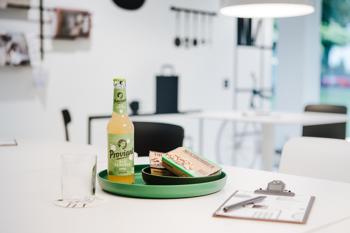 Cafe Supernormal Getränke auf Tablett