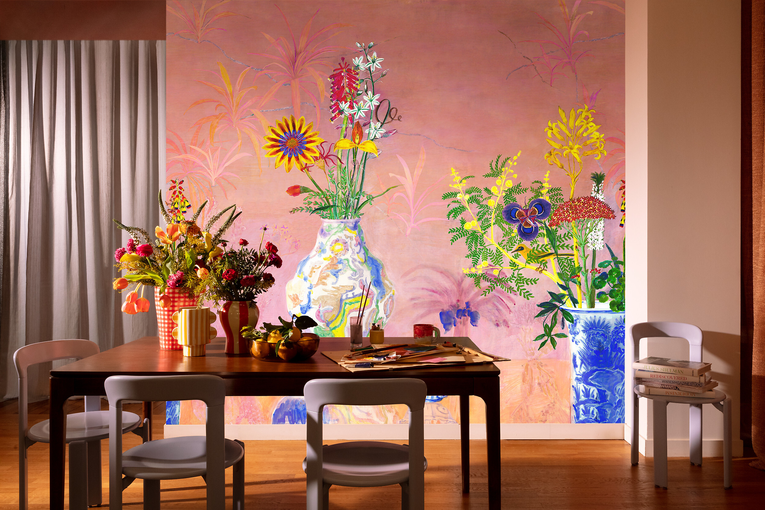 Essbereich mit floraler Wandmalerei in Rosa und bunten Vasenmotiven  