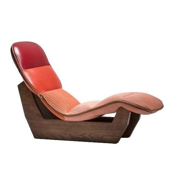 Polstersessel Lilo von Moroso mit skulpturaler Holzstruktur und mehrfarbiger Polsterung