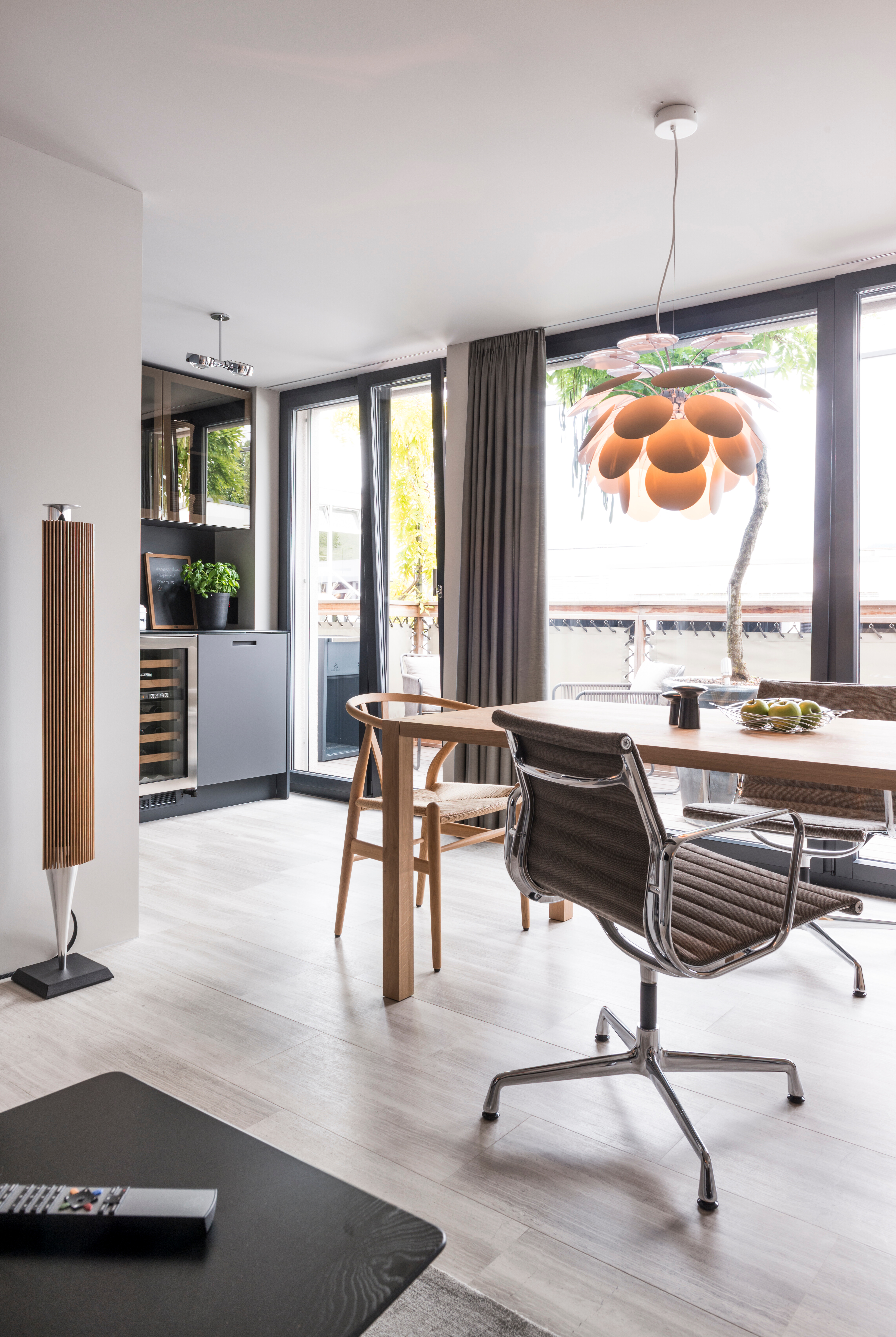 Esstisch Sloane von e15, Stuhl Y-Chair von Hans J. Wegner, Stuhl Aluminium Chair von Vitra, Design Ray & Charles Eames, Hängeleuchte Discoco von Marset.