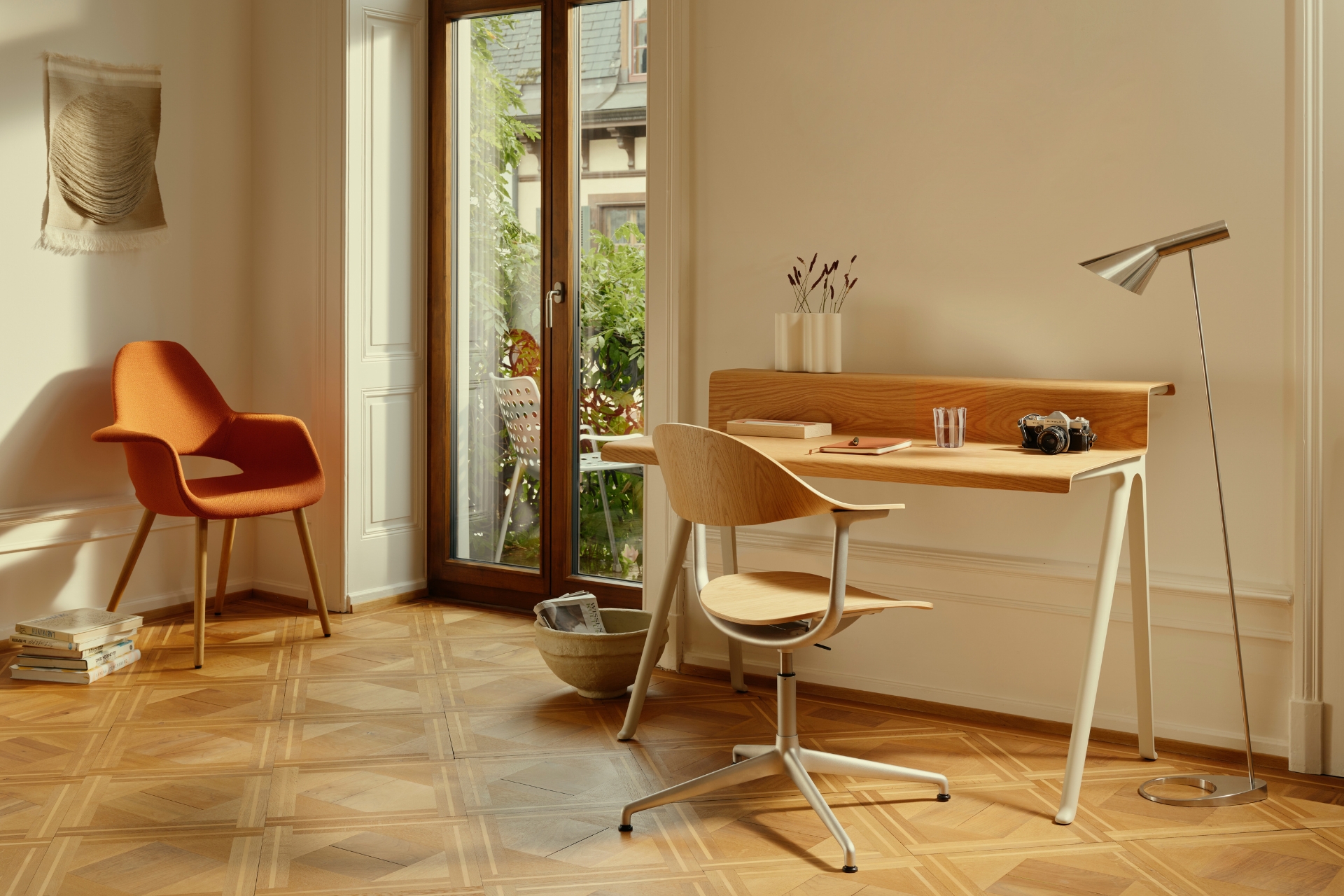 Schreibtisch Courier und Stuhl Mynt von Vitra