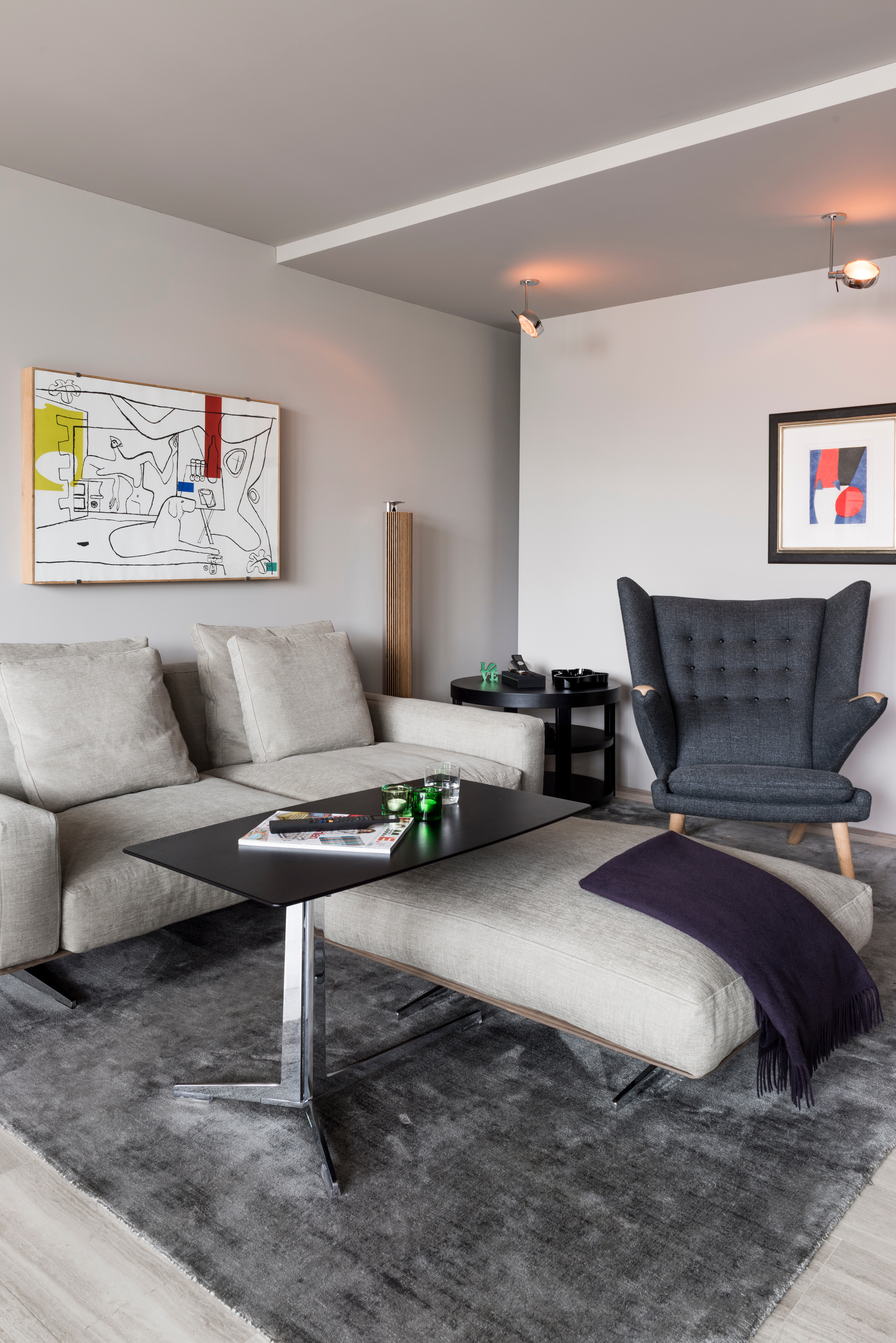 Sessel „Teddy Bear Chair“ in limitierter Auflage von Hans J. Wegner von PP Mobler, Sofa und Hocker Soft Dream von Flexform, Beistelltisch Fly von Flexform, Teppich Evolution von Miinu.