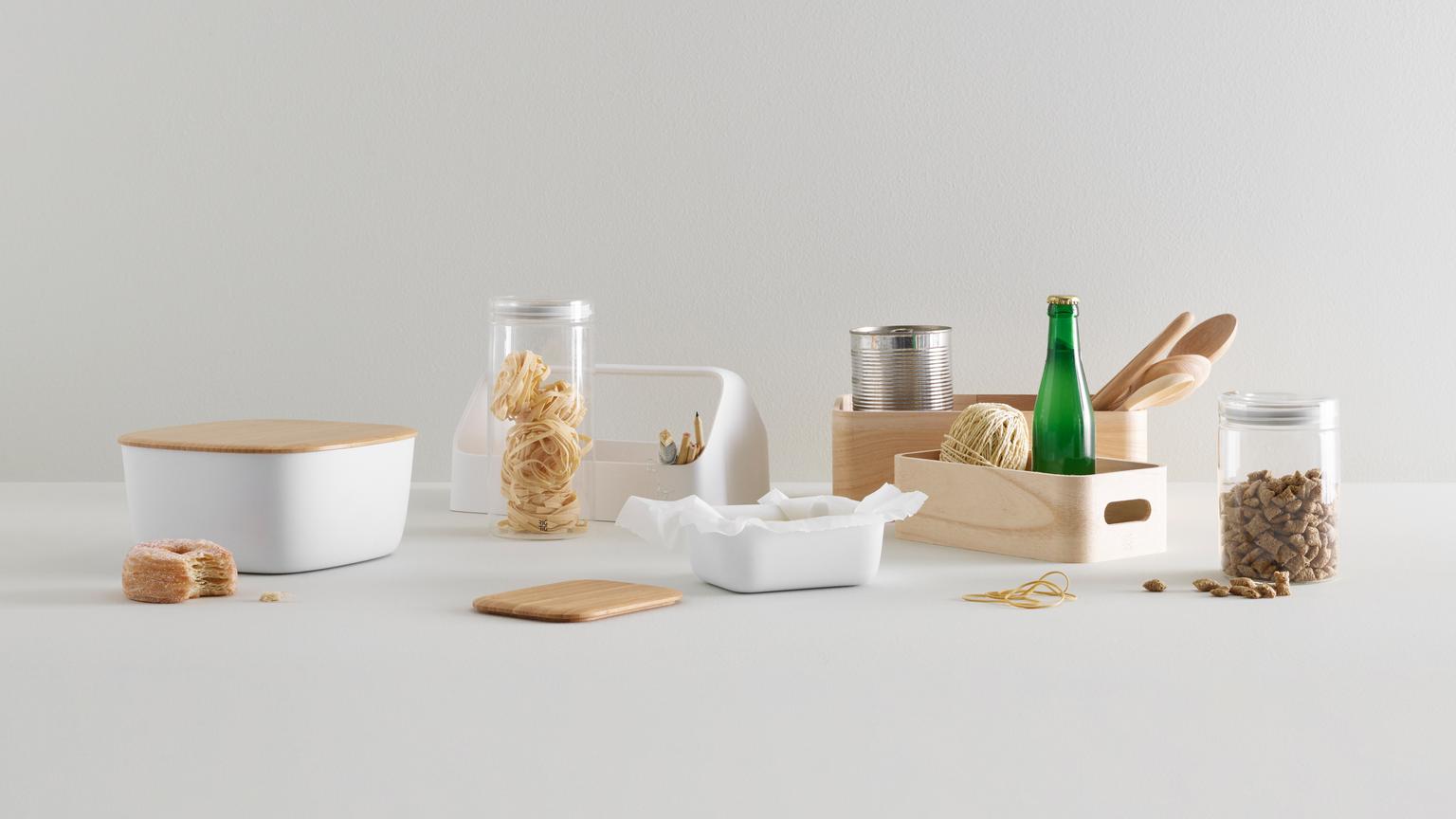 Verschiedene Aufbewahrungsgefäße und Küchenaccessoires auf weißem Untergrund