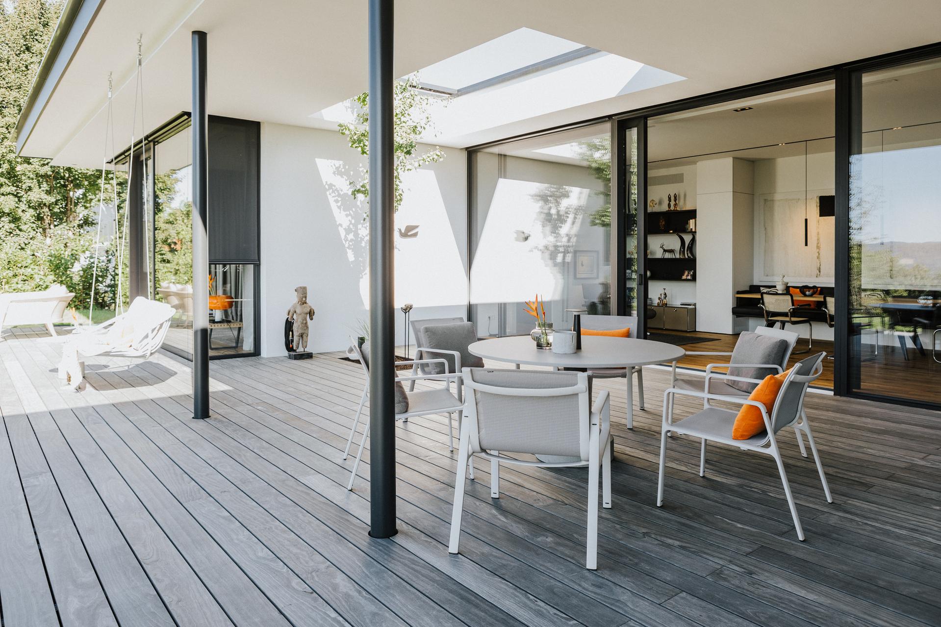 Esstisch Roll von Kettal
Stühle Park Life von Kettal 
(Park Life ist eine ganze Möbel-Familie für den Außenbereich, die mit ihrem geradlinigen Profil für eine ganze Bandbreite verschiedener Situationen geeignet ist. Sie ist leicht und trotzdem extrem best