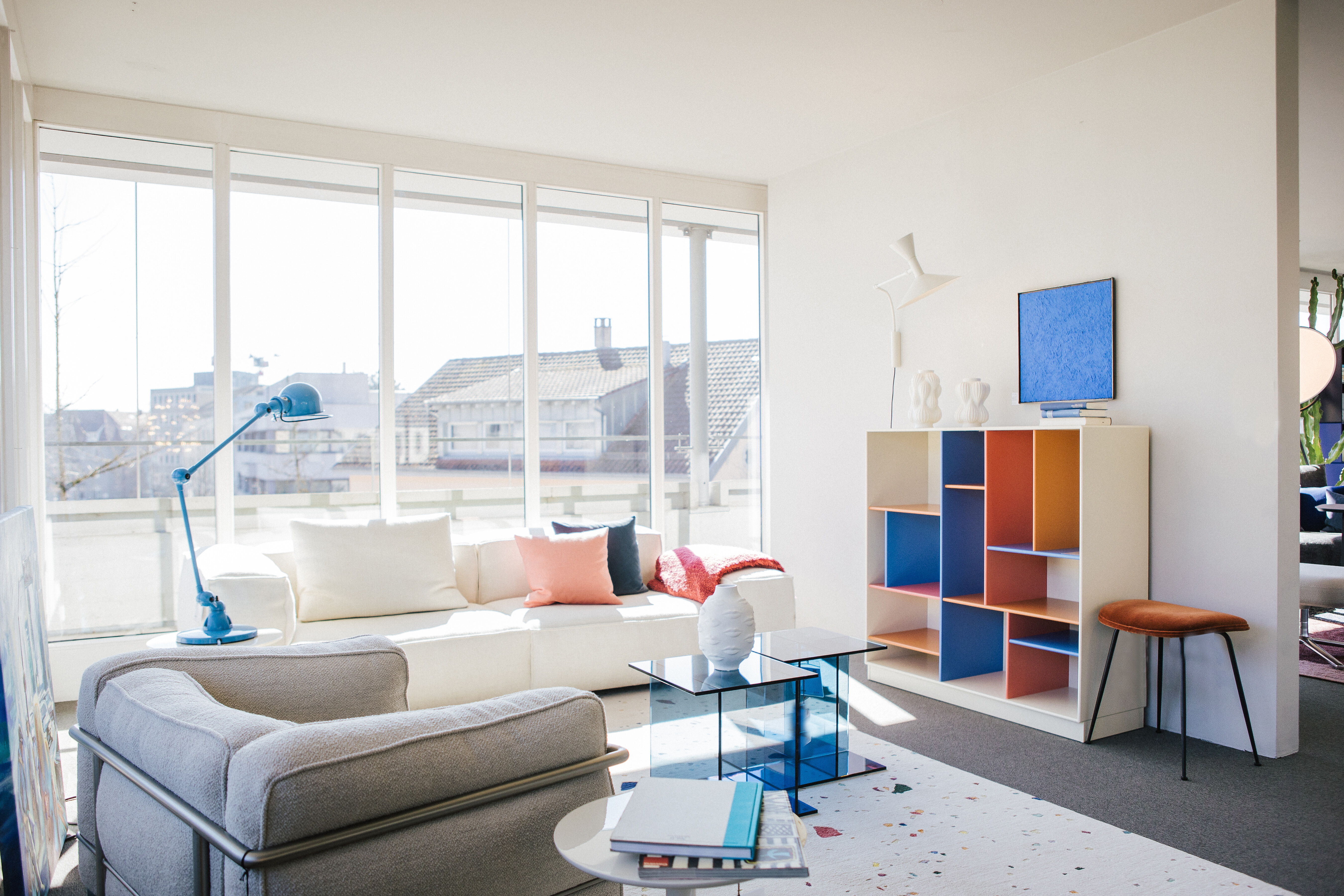 LC2 Sessel – 2 Fauteuil Grand Confort in heller Wohnszene mit Fensterfront 