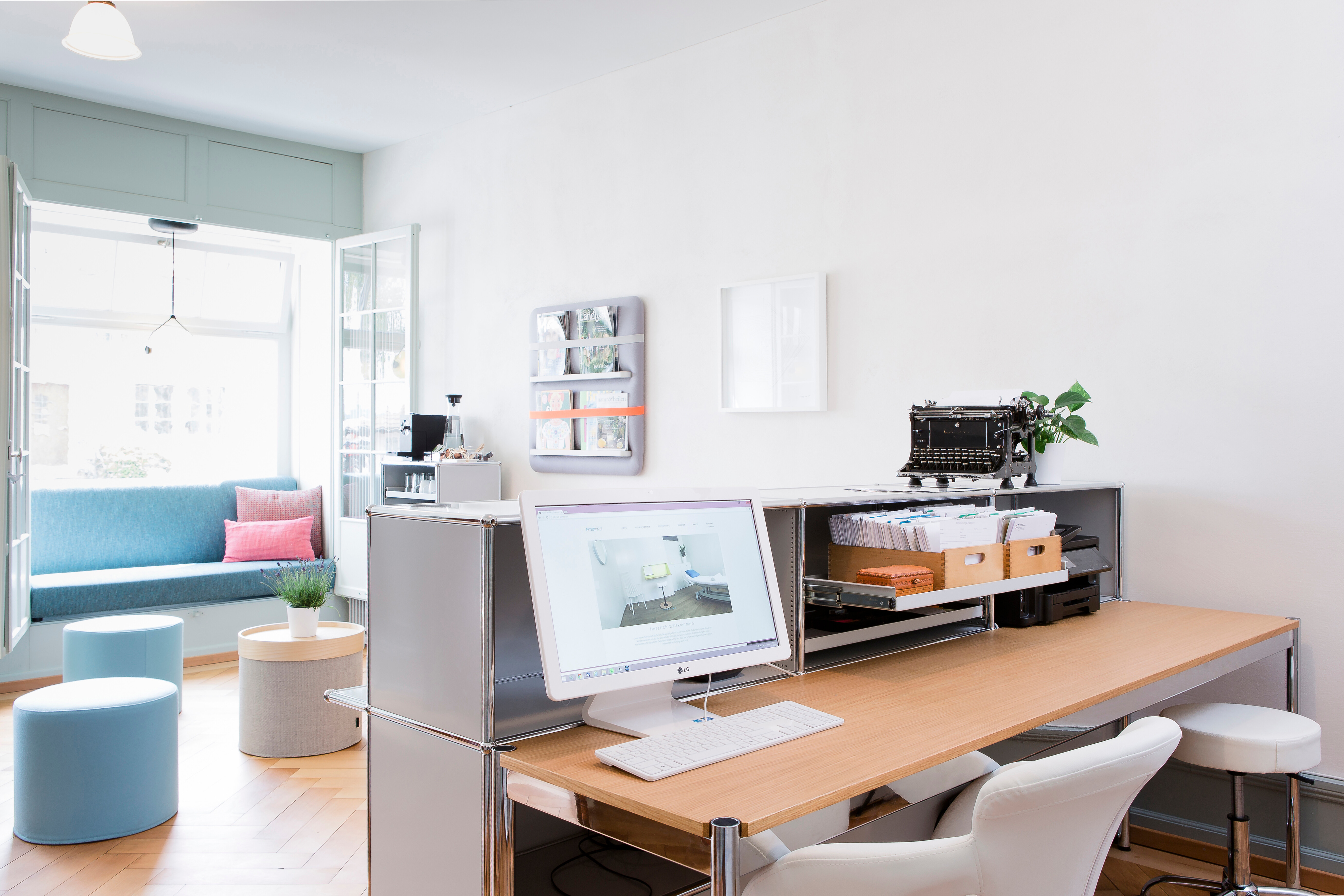 Bei der Einrichtung der Physiopraxis kommt es nicht nur darauf an, den Platz optimal auszunutzen, sondern vor allem darauf, dass sich die Patienten wohlfühlen und somit entspannen können. Der Leitgedanke der Physiopraxis ist, dass unser Körper als Ganzes 