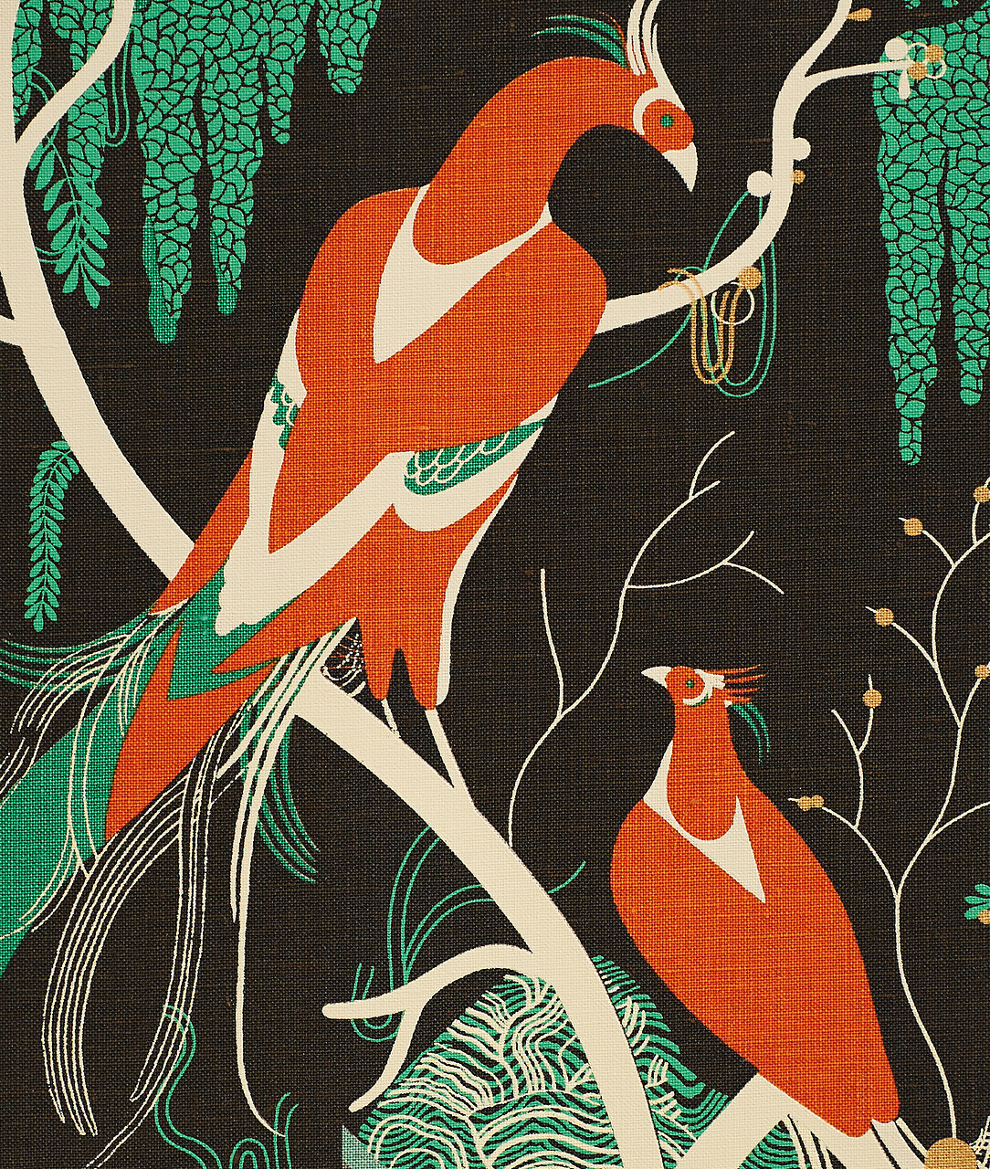 Zwei stilisierte Vögel in Orange auf dunklem Stoff mit grünem Laub und dekorativen Ästen  