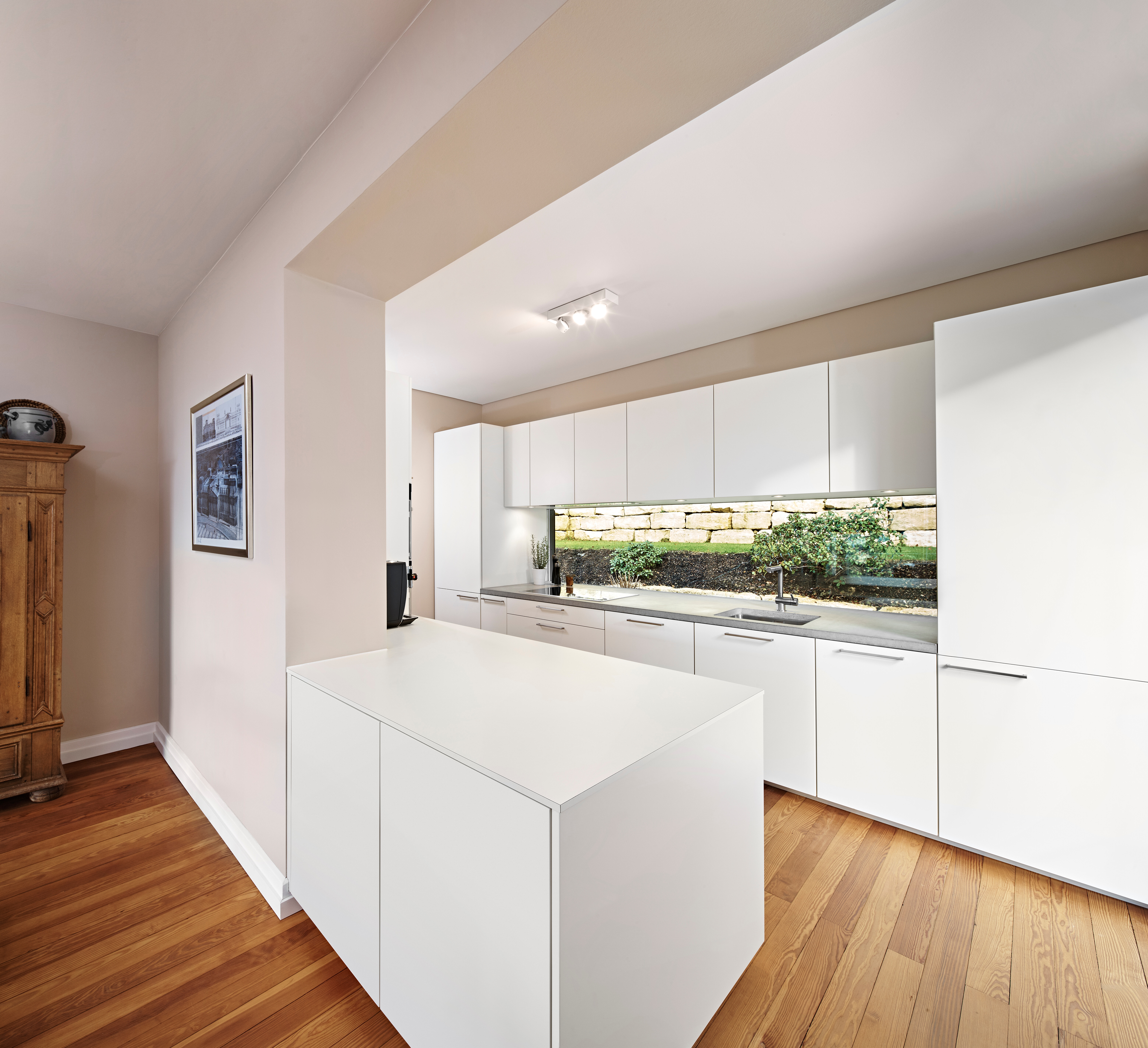 Der verglaste Durchblick in den Garten ist das Highlight der Poggenpohl Küche.