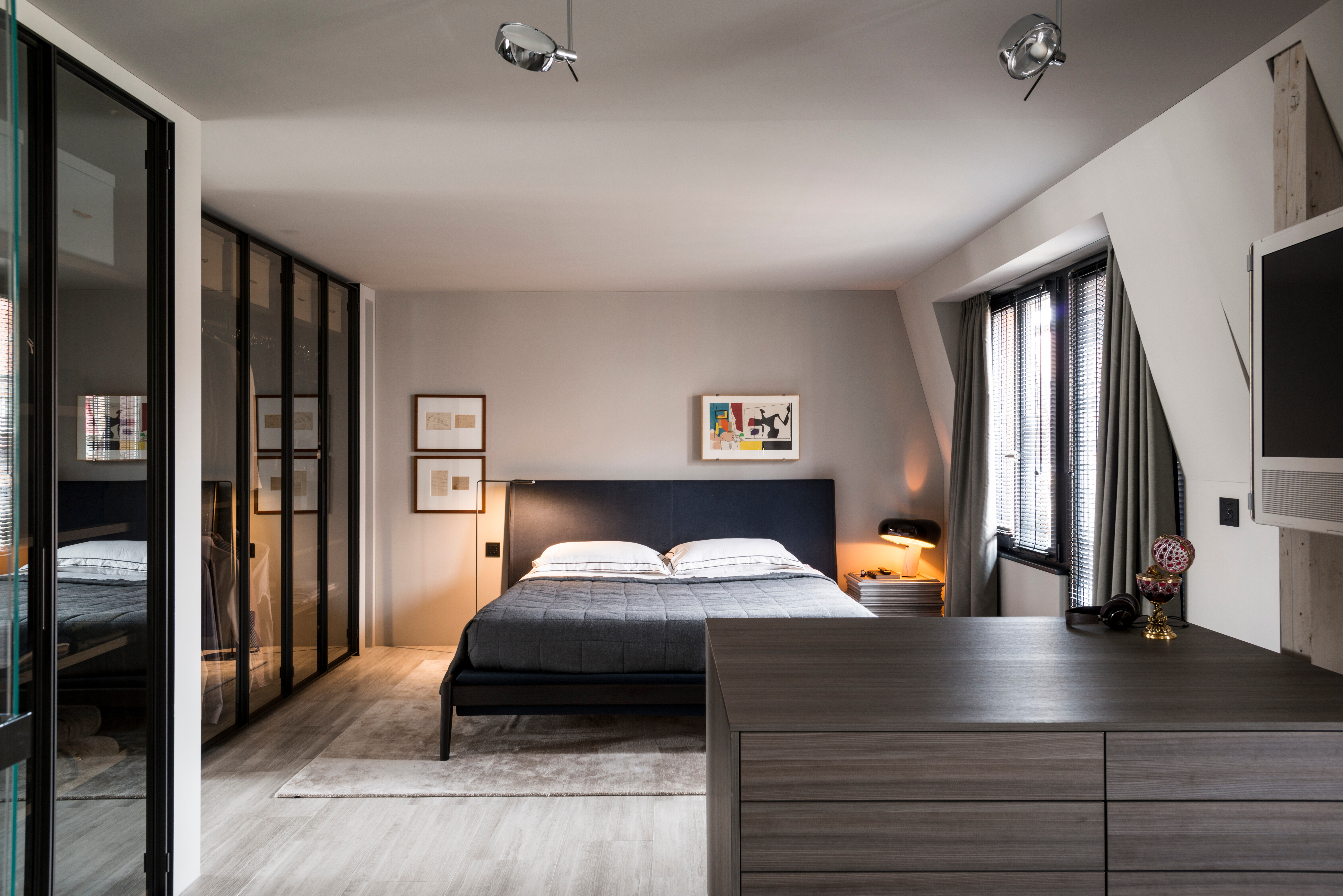 Polsterbett Ipanema von Poliform, Deckenleuchten Sento Faro von Occhio.