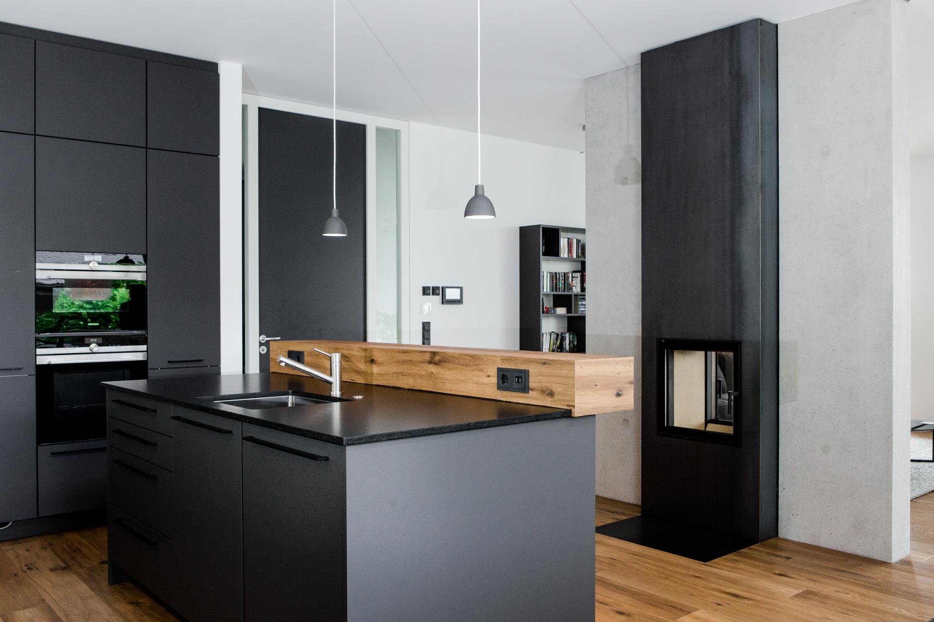 Gekonnt integriert sind die raumhohen Einbauschränke mit Backofen und Dampfgarer aus dem Hause Siemens.