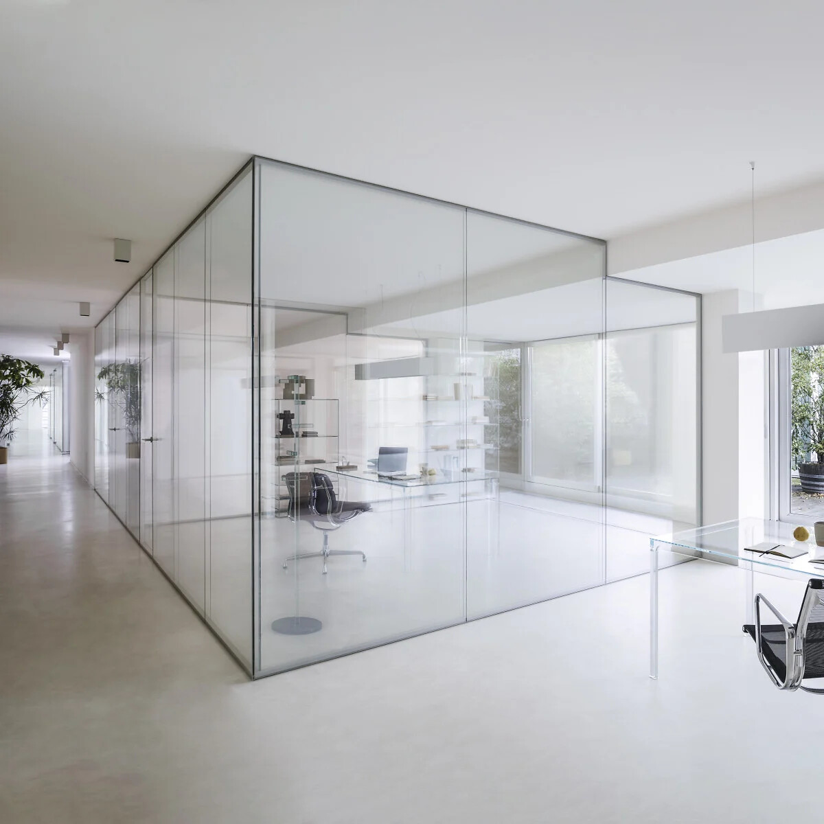 Raumhohe Glastrennwände in einem offenen Bürobereich mit Tageslicht