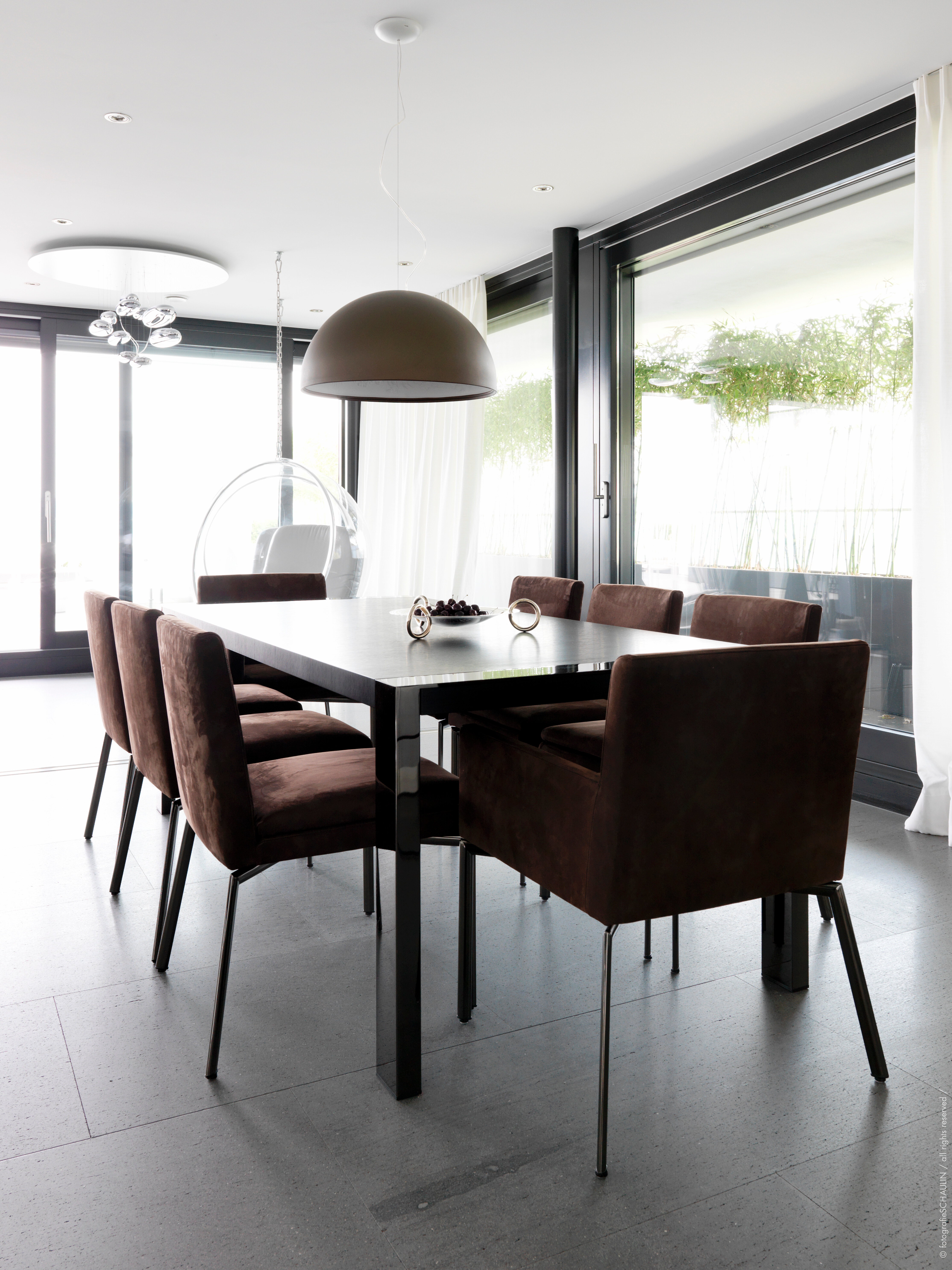 Essen: Esstisch Lennon, Stühle Manet, beides von Minotti, Hängeleuchte Skygarden, Flos.