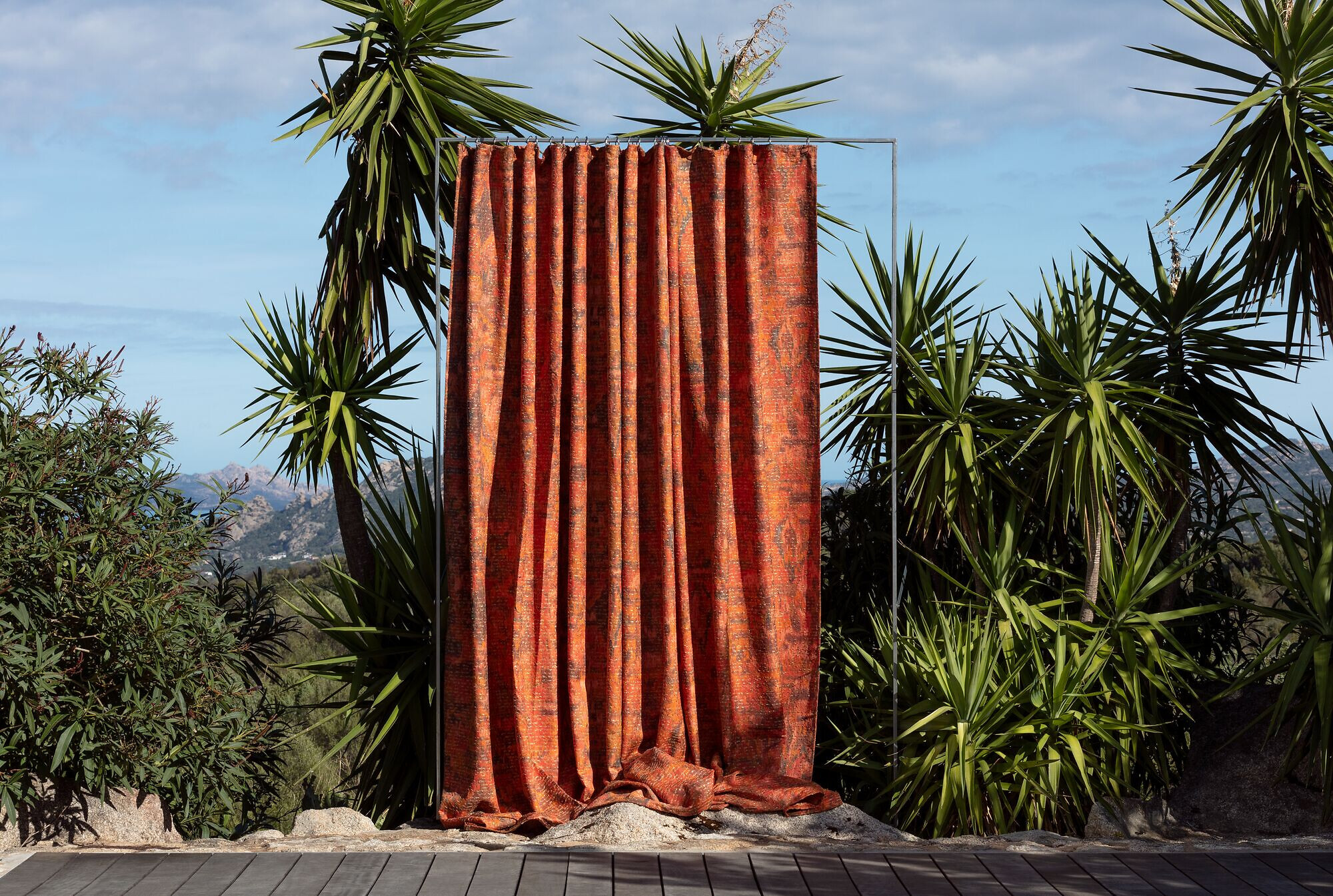 Vorhang in Rottönen aufgestellt im Außenbereich mit Pflanzenkulisse  