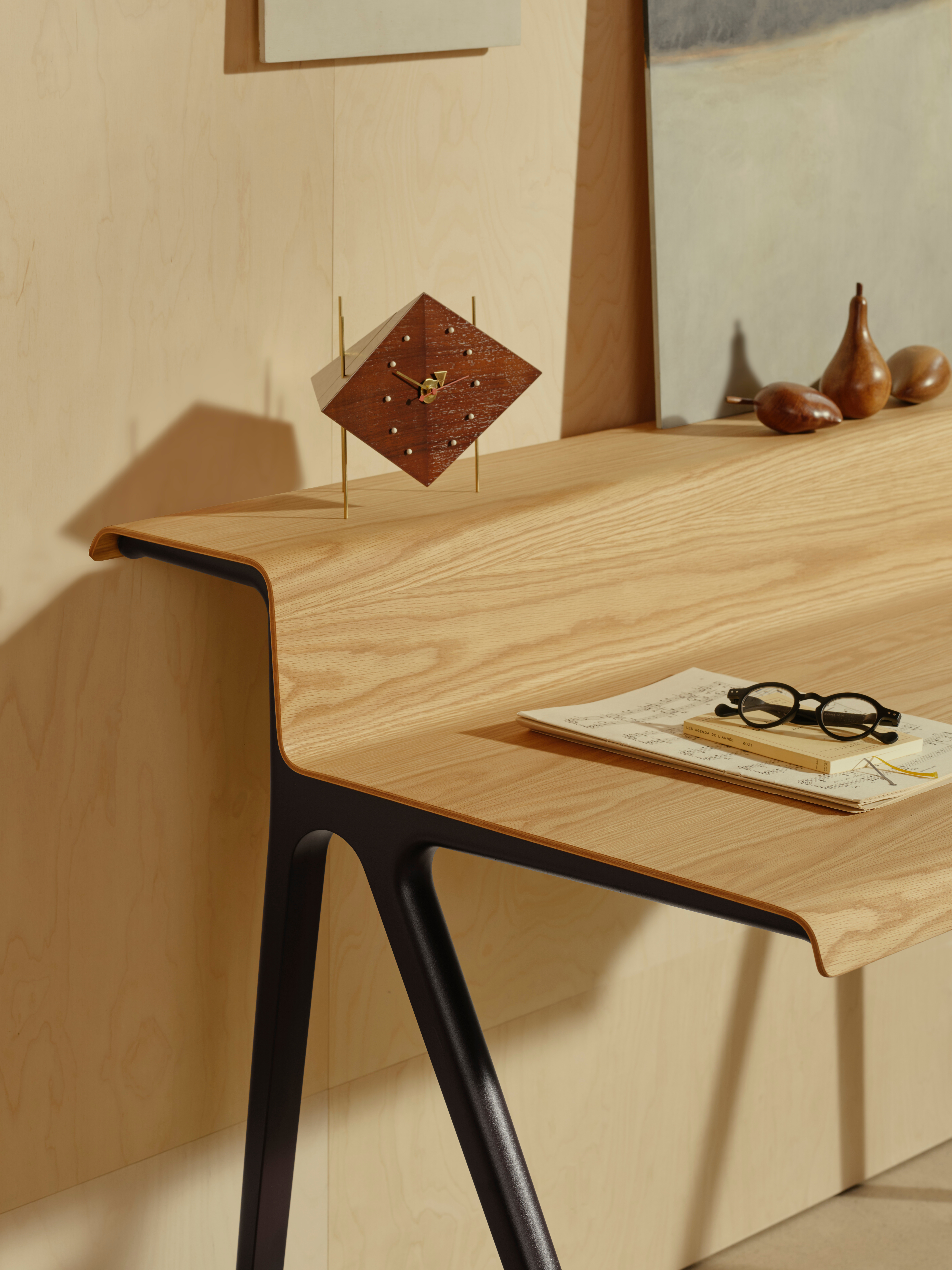 Vitra Schreibtisch Courier Holz mit Deko