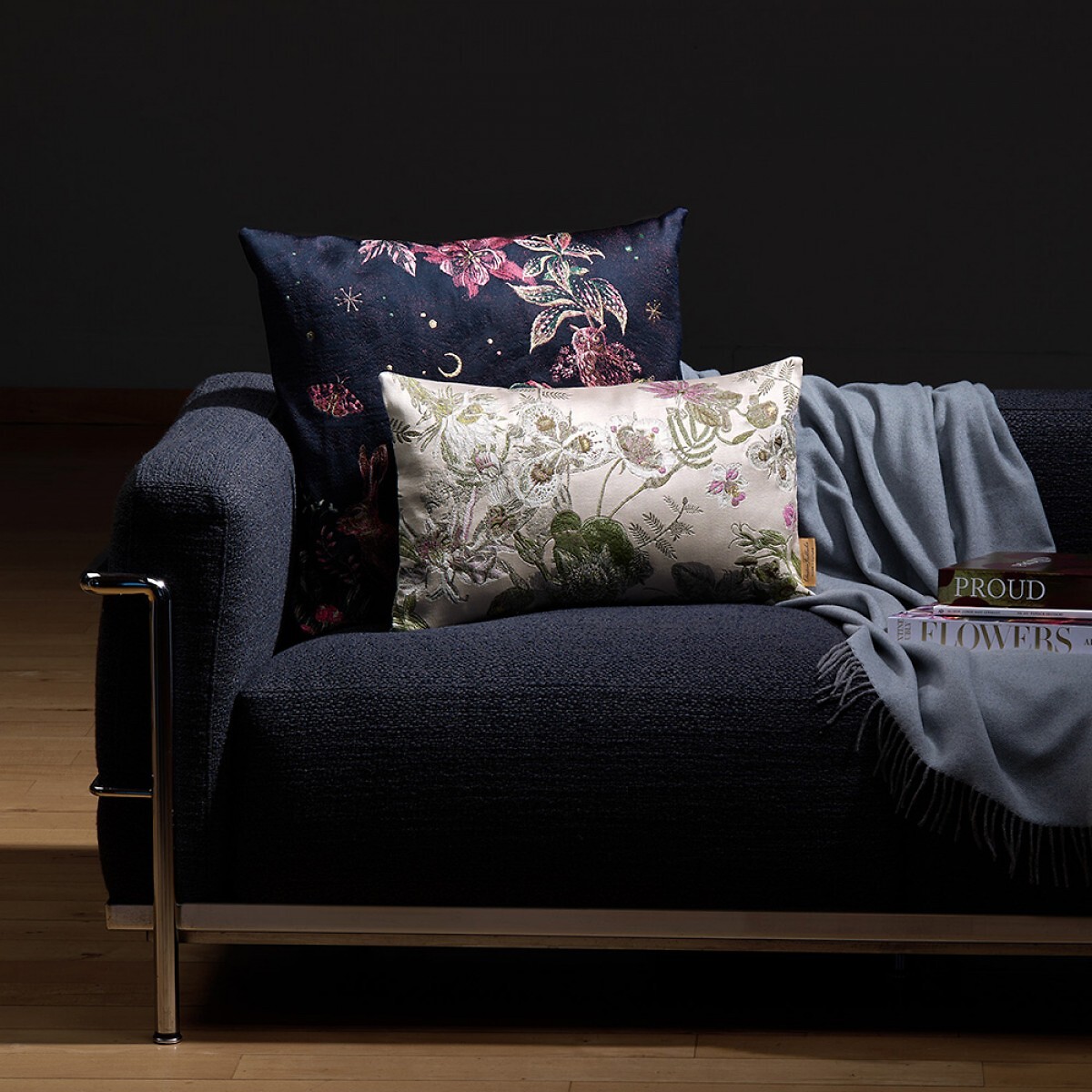 Sofa mit Zierkissen in Nachtblau, Beigetönen und floralem Muster