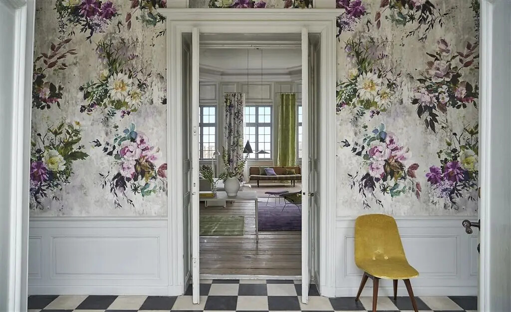 Blumige Tapete mit großformatigem Muster zwischen geöffneten Flügeltüren in klassischem Interieur