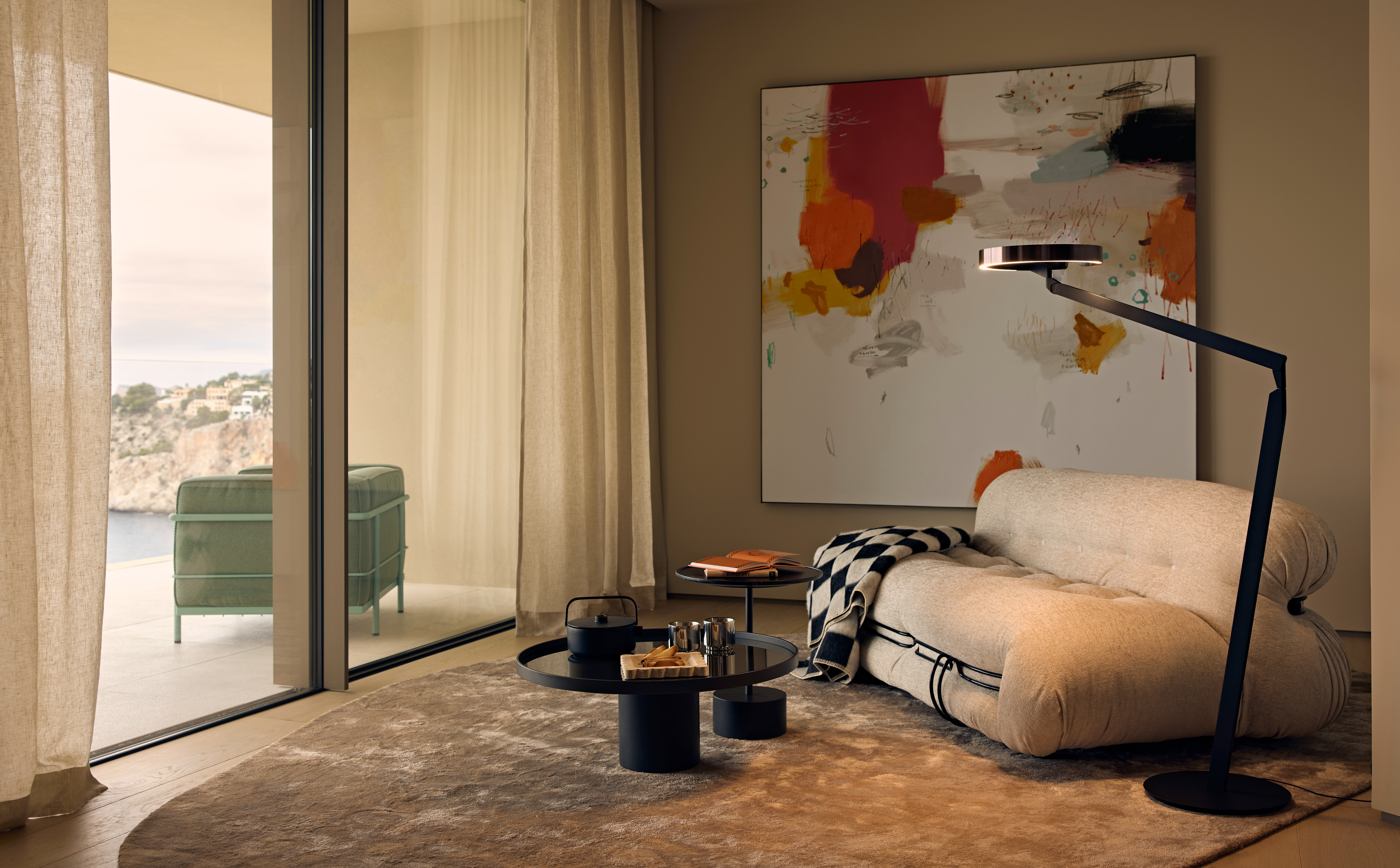 Stehleuchte Gioia lettura von Occhio neben Polstersessel in modernem Wohnbereich