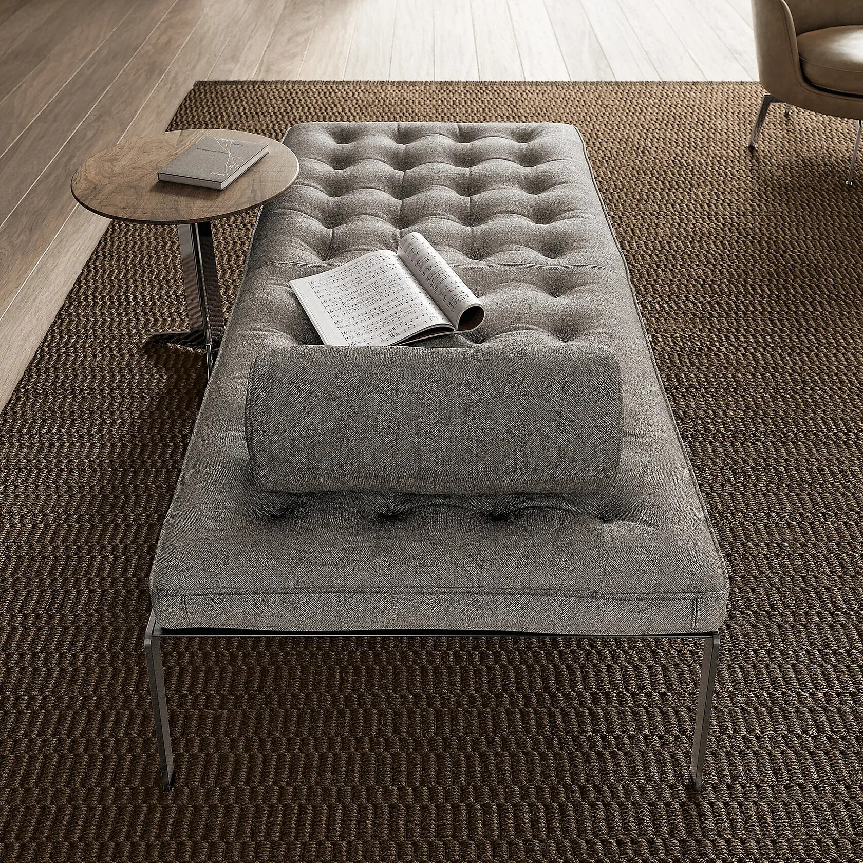 Gepolsterte Flexform Liege mit Heftung und Zylinderkissen auf grob gewebtem Teppich aus Naturfaser