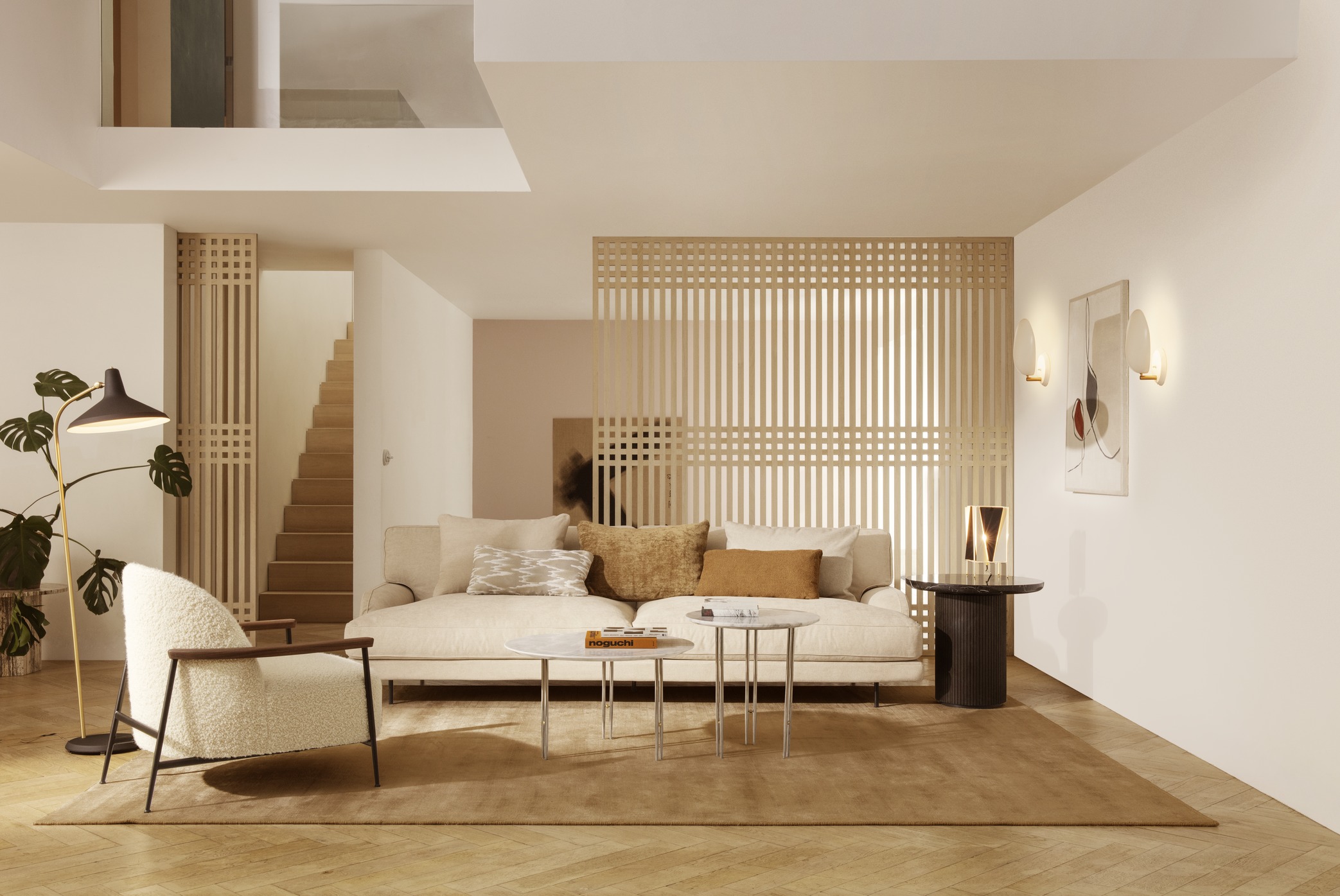 Wohnbereich mit Flaneur Sofa, IOI Couchtischen, Lounge Chair und mehreren Leuchten von Gubi