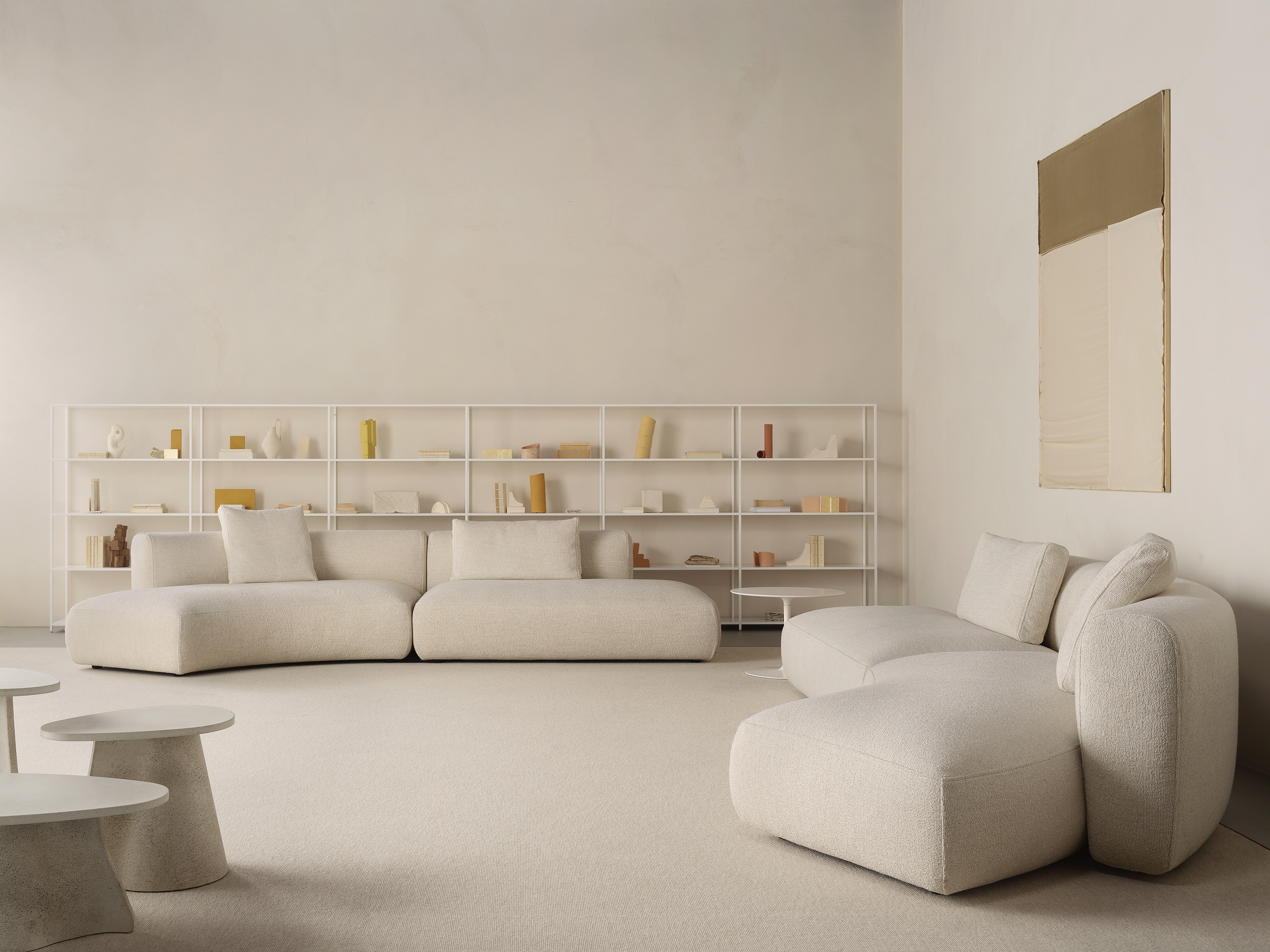 Helle modulare Sofaelemente von B&B Italia mit wandhohem Regal