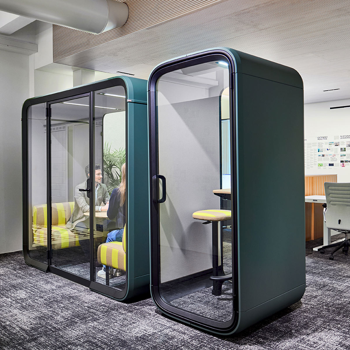 Showroom: innovative Lösungen für konzentriertes Arbeiten. Framery One Telefonbox und Framery Four Besprechungsbox bieten schallisolierte Rückzugsorte für Produktivität & Privatsphäre.