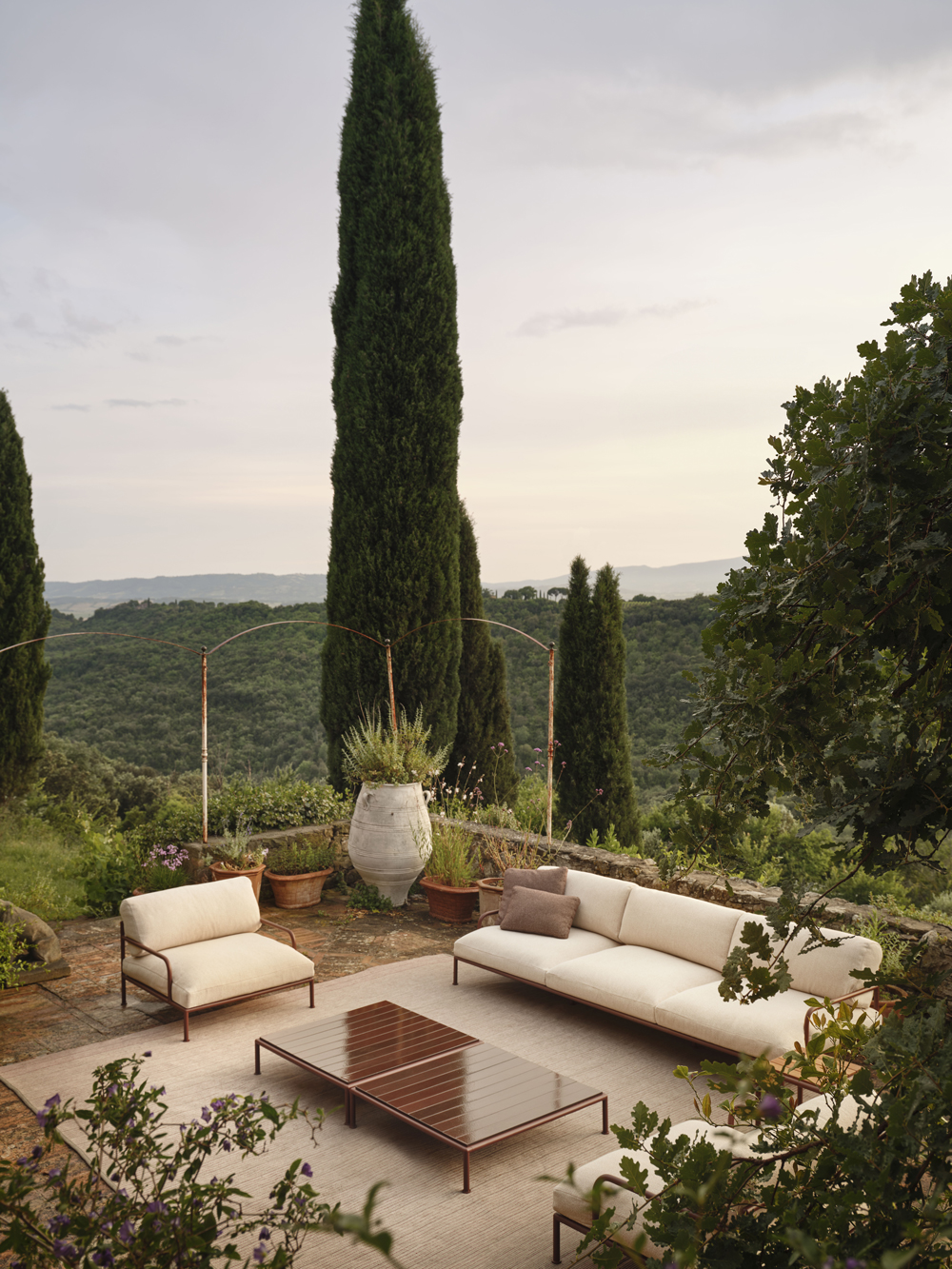 Outdoor-Sofa Roè von Fast mit Sessel und Tisch in toskanischer Hügellandschaft zwischen Zypressen  